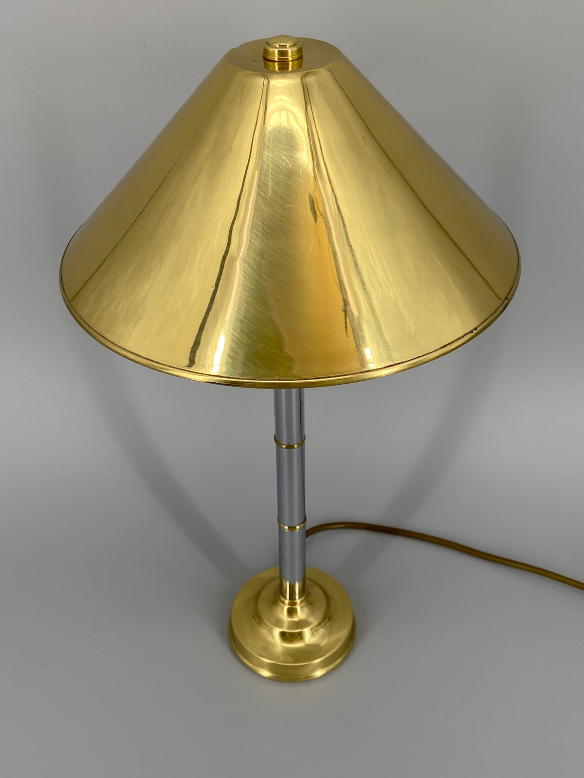Postmoderne Tischlampe im Bi-Color Design aus Messing und Chrom, 1990er