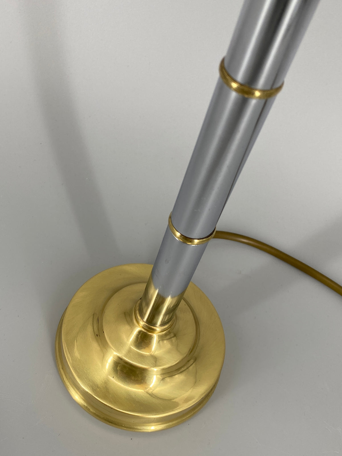 Postmoderne Tischlampe im Bi-Color Design aus Messing und Chrom, 1990er