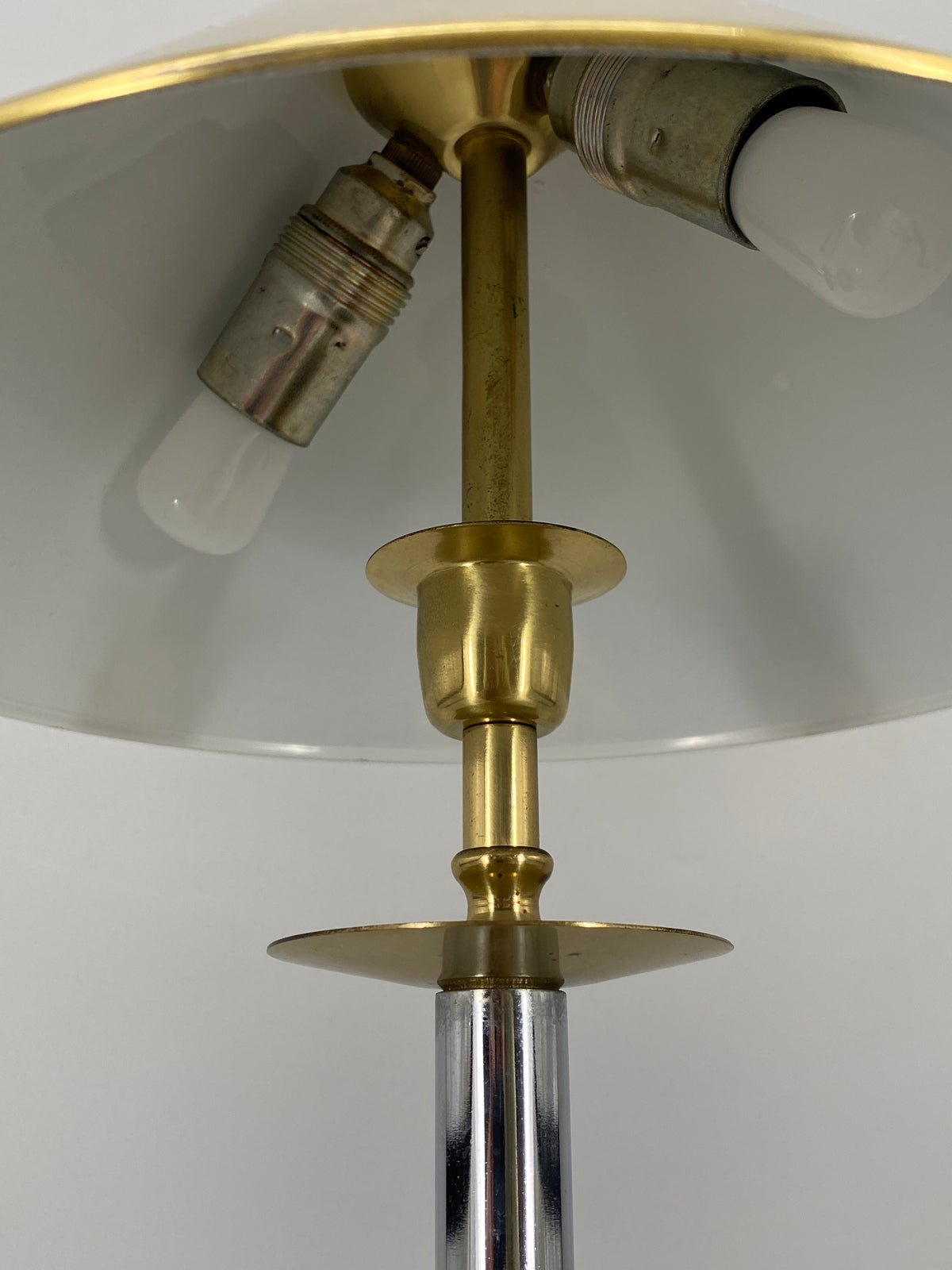 Postmoderne Tischlampe im Bi-Color Design aus Messing und Chrom, 1990er