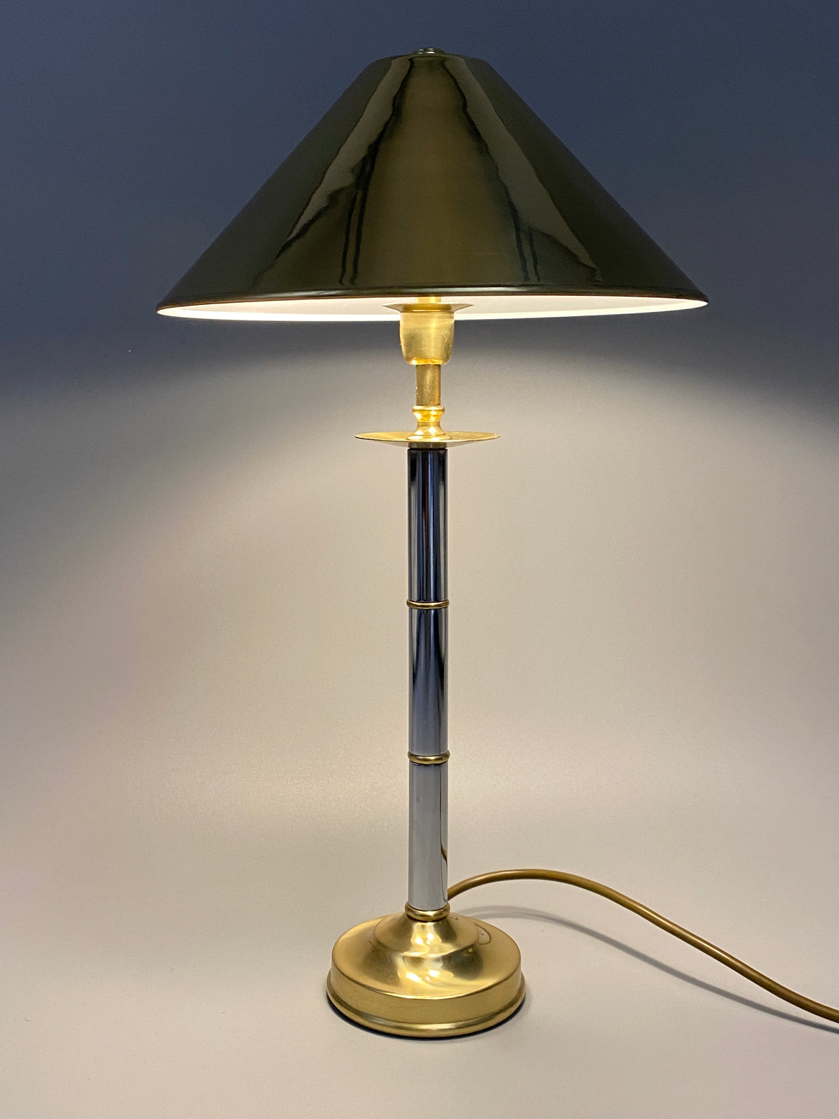 Postmoderne Tischlampe im Bi-Color Design aus Messing und Chrom, 1990er