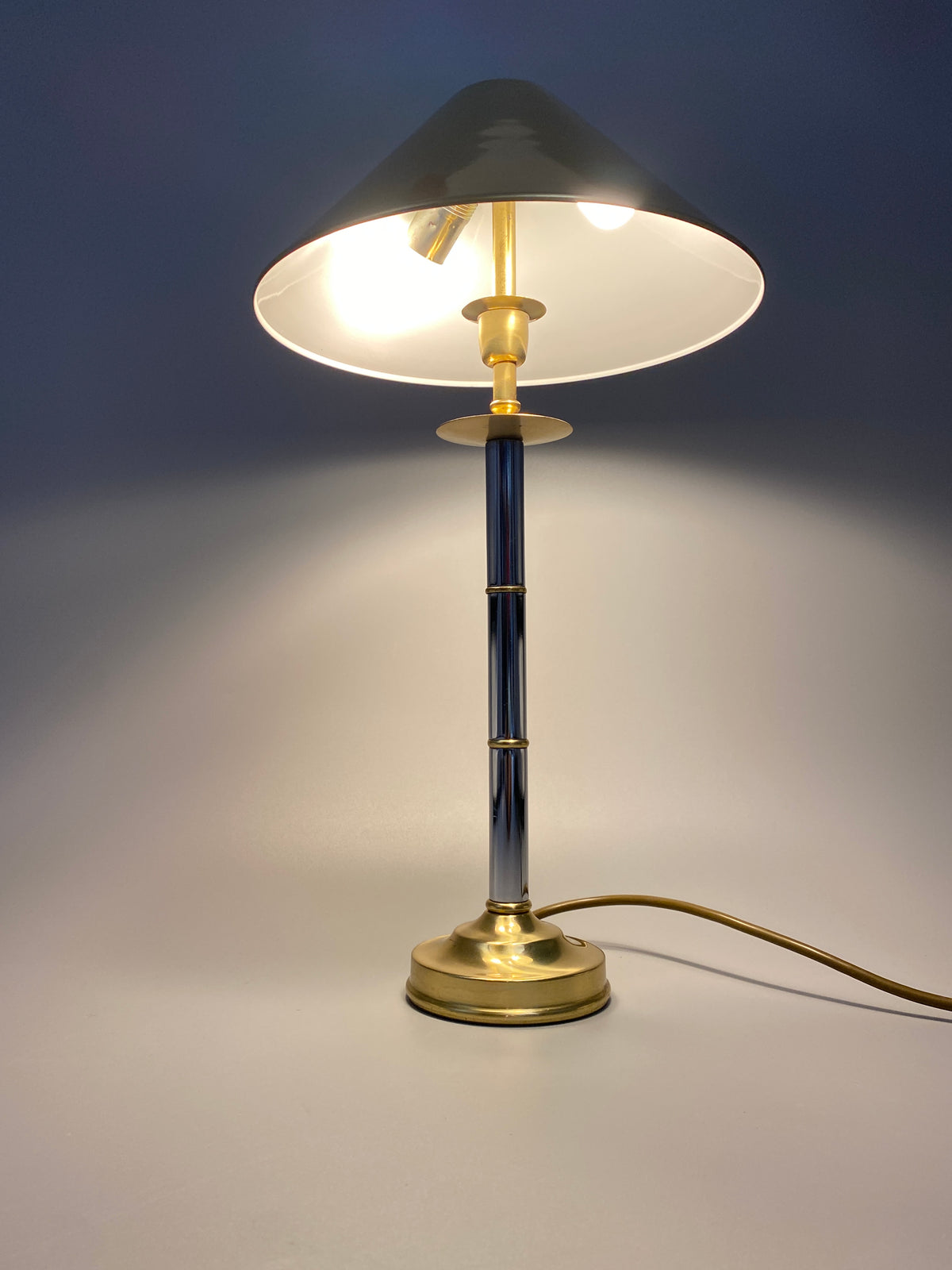 Postmoderne Tischlampe im Bi-Color Design aus Messing und Chrom, 1990er