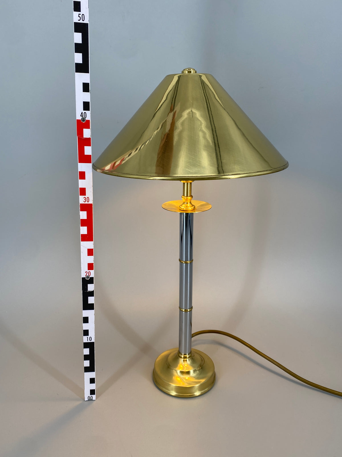 Postmoderne Tischlampe im Bi-Color Design aus Messing und Chrom, 1990er