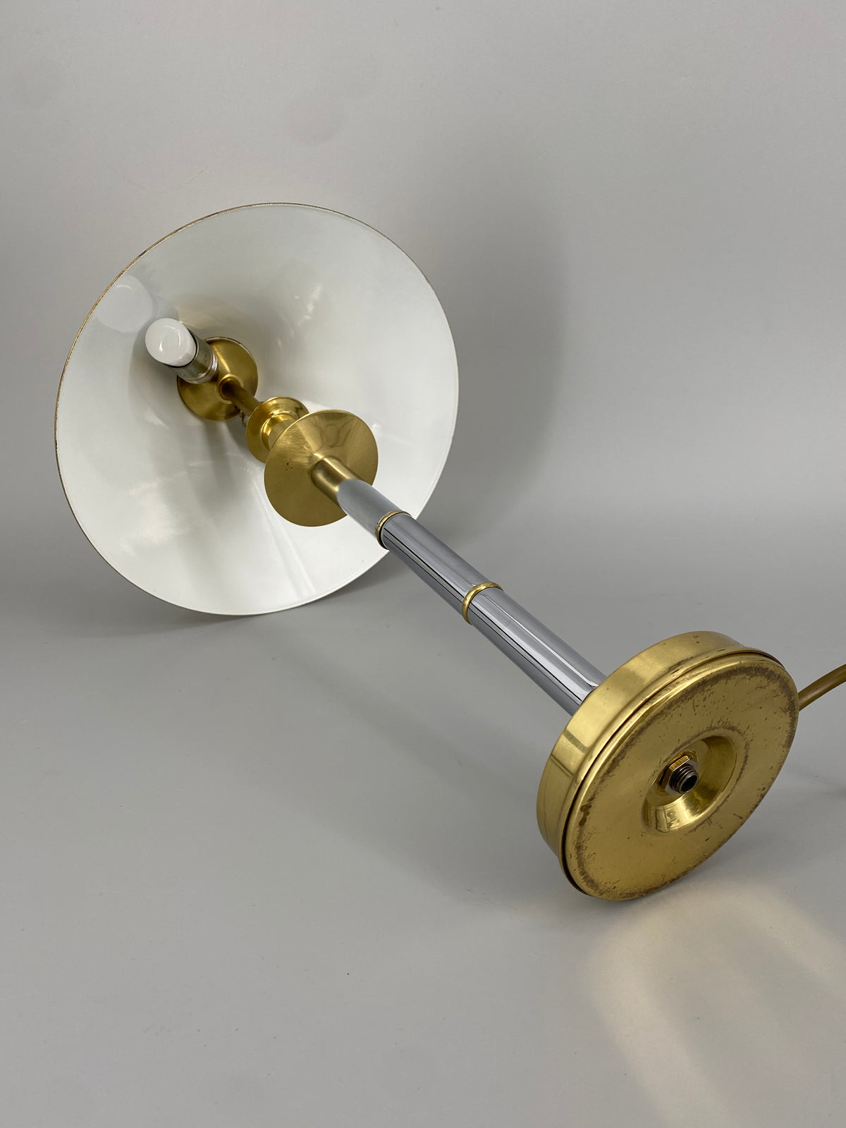 Postmoderne Tischlampe im Bi-Color Design aus Messing und Chrom, 1990er