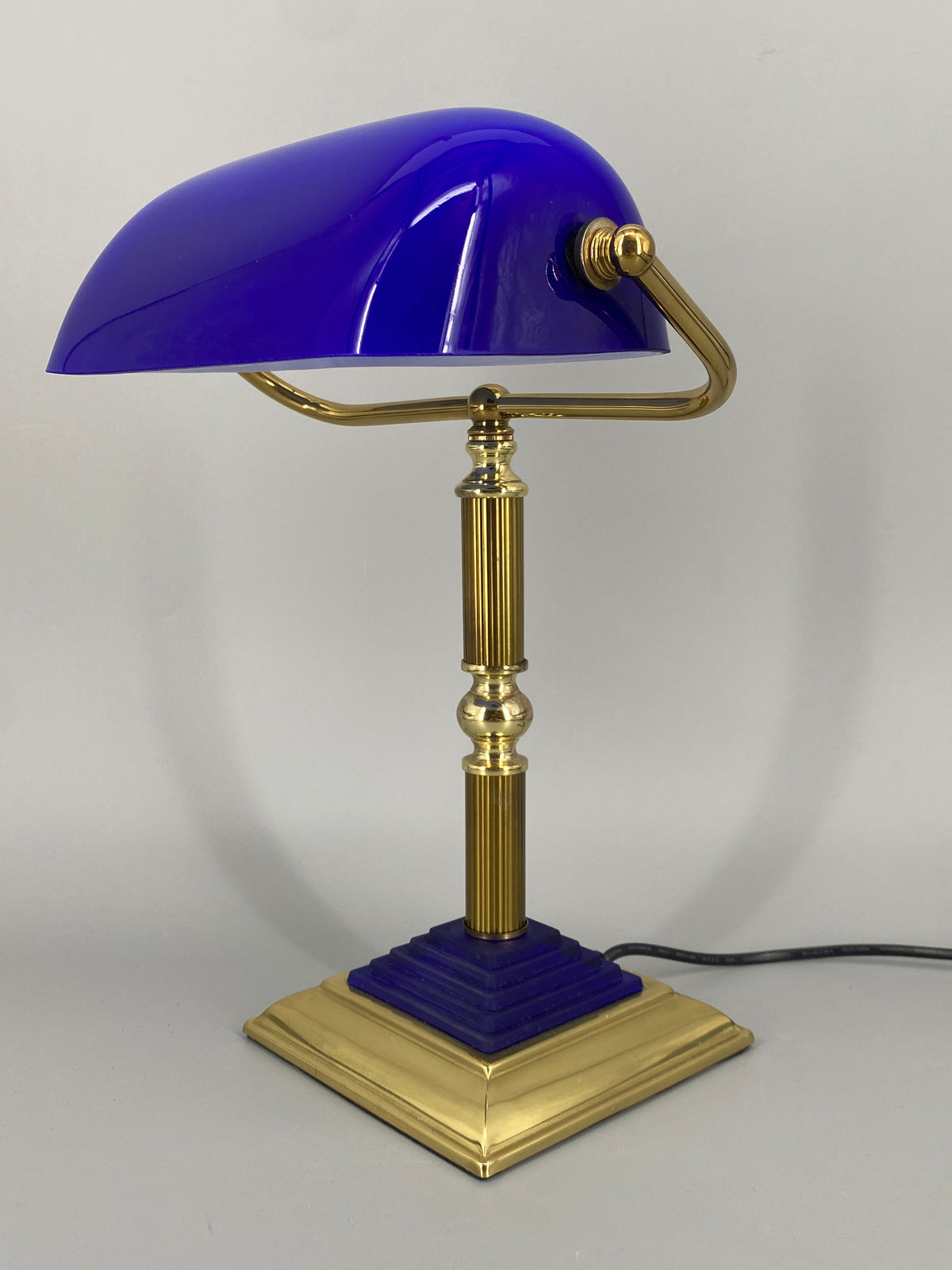 Postmoderne  Neuinterpretation der klassischen Banker Tischlampe mit blauem Glasschirm von HEPA, Deutschland 1990er