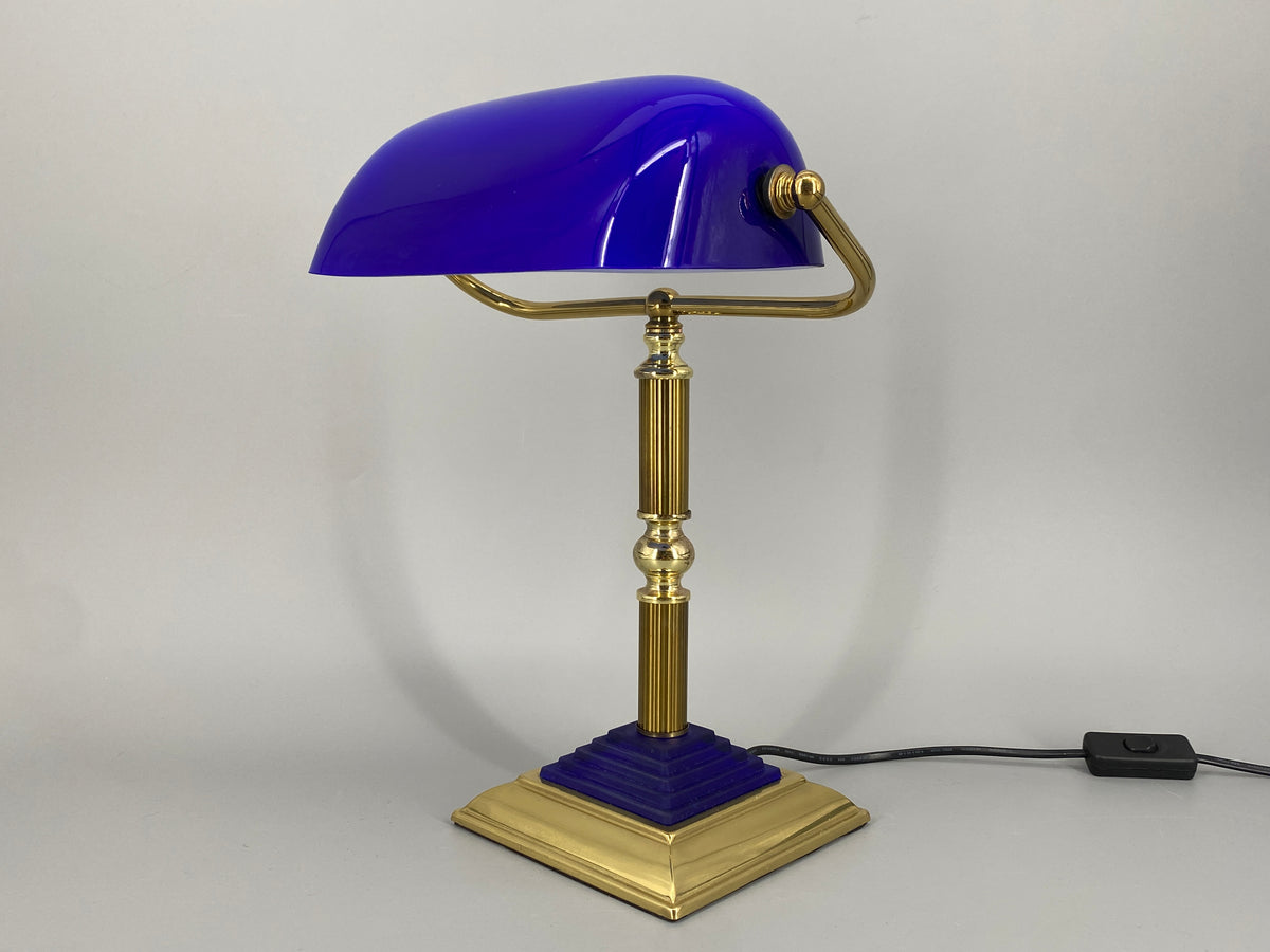 Postmoderne  Neuinterpretation der klassischen Banker Tischlampe mit blauem Glasschirm von HEPA, Deutschland 1990er