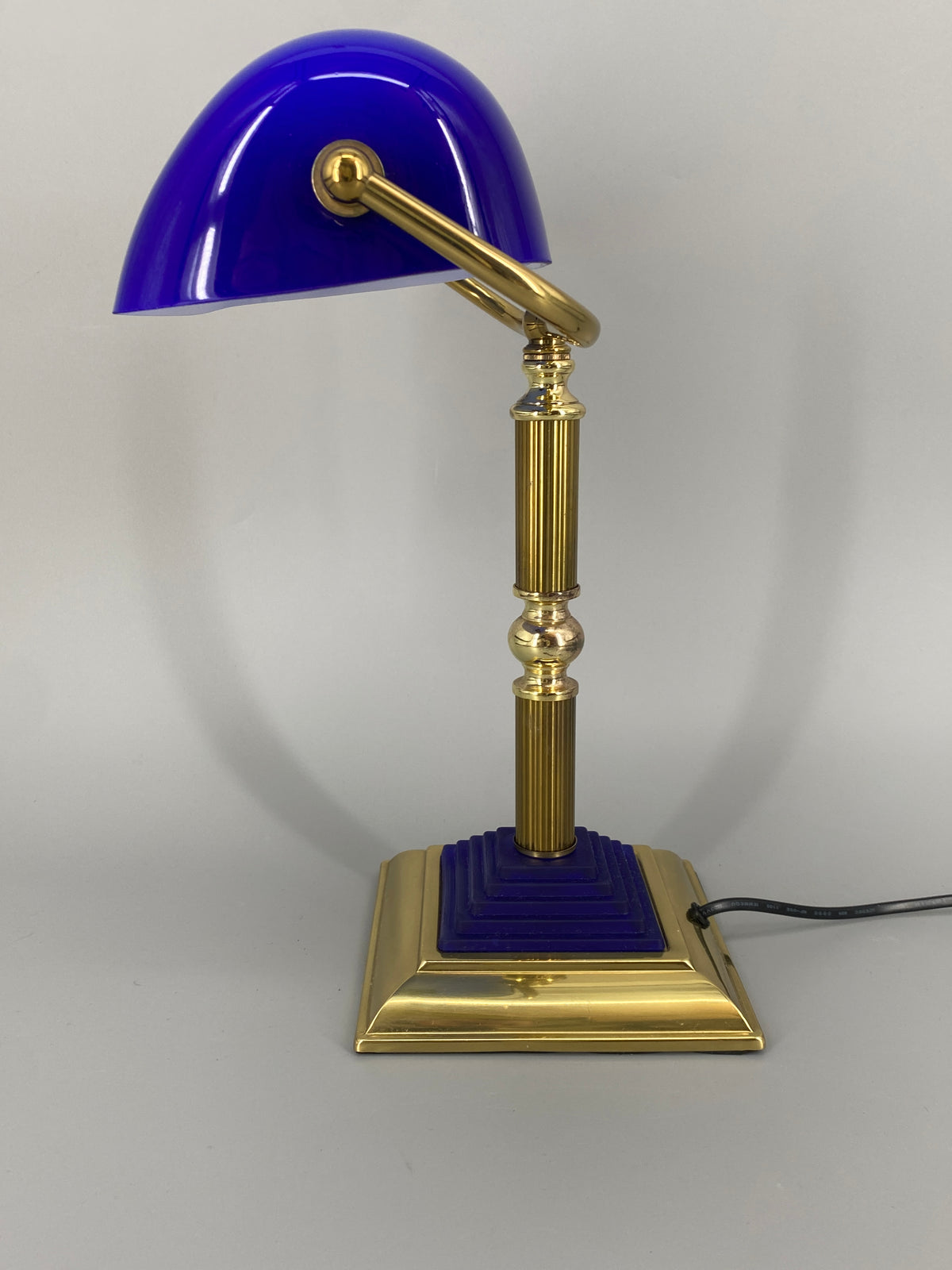 Postmoderne  Neuinterpretation der klassischen Banker Tischlampe mit blauem Glasschirm von HEPA, Deutschland 1990er