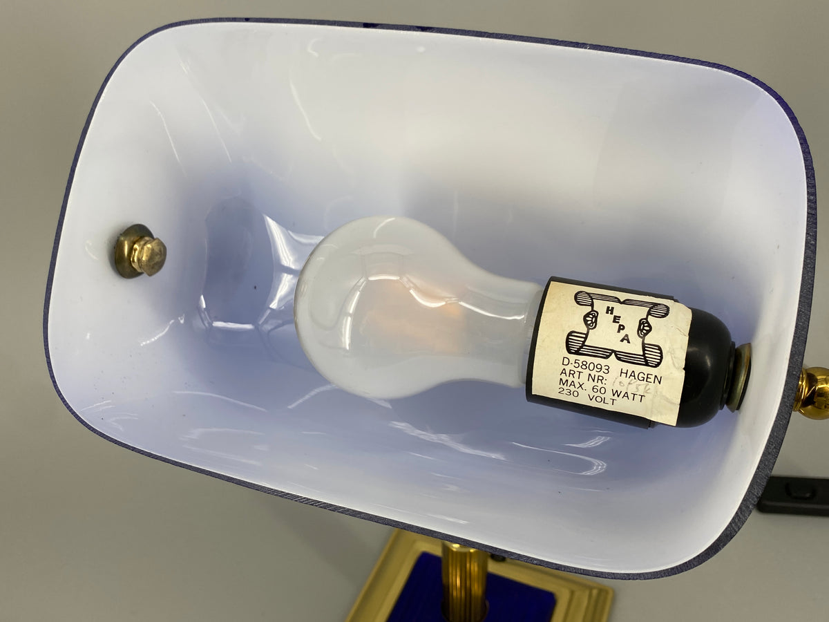 Postmoderne  Neuinterpretation der klassischen Banker Tischlampe mit blauem Glasschirm von HEPA, Deutschland 1990er