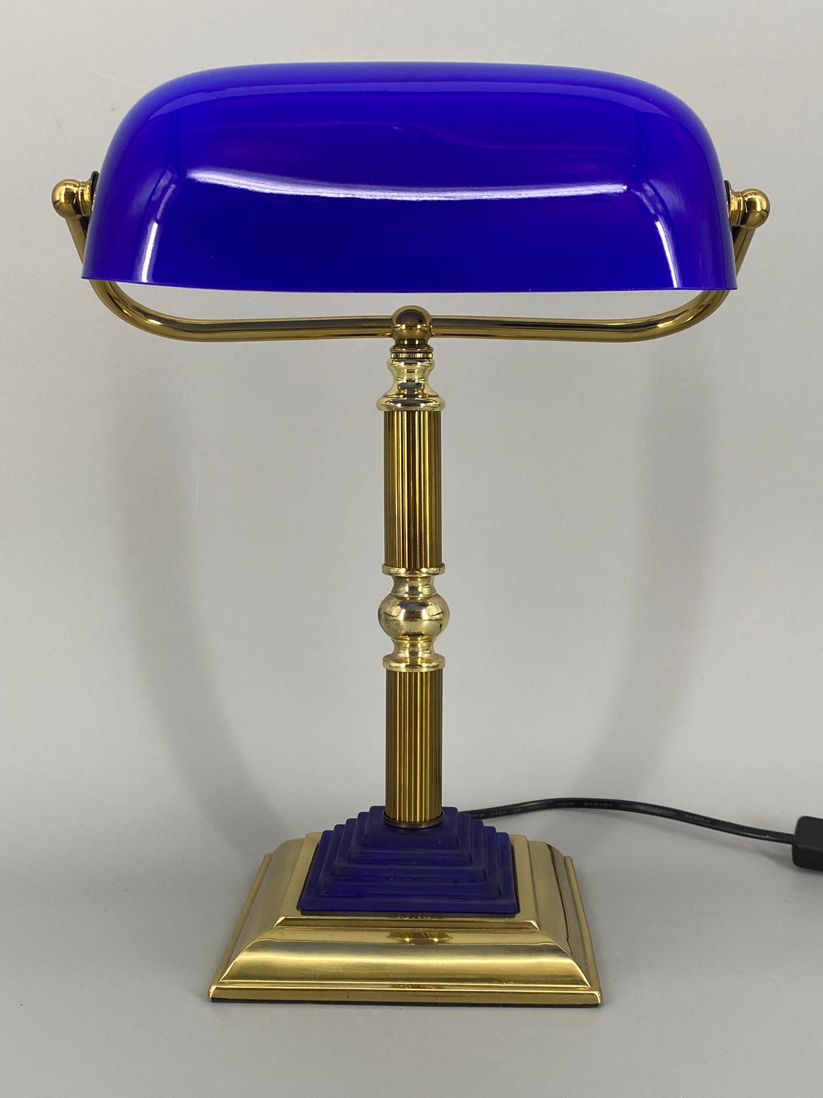 Postmoderne  Neuinterpretation der klassischen Banker Tischlampe mit blauem Glasschirm von HEPA, Deutschland 1990er