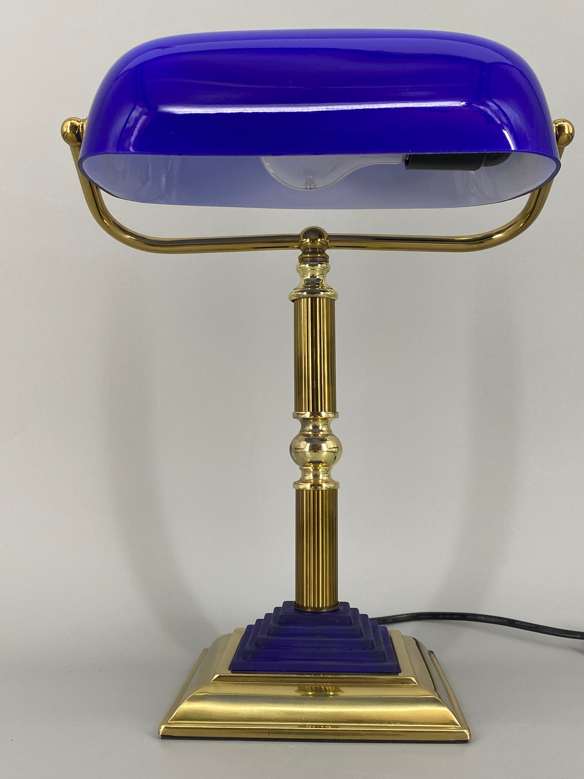 Postmoderne  Neuinterpretation der klassischen Banker Tischlampe mit blauem Glasschirm von HEPA, Deutschland 1990er