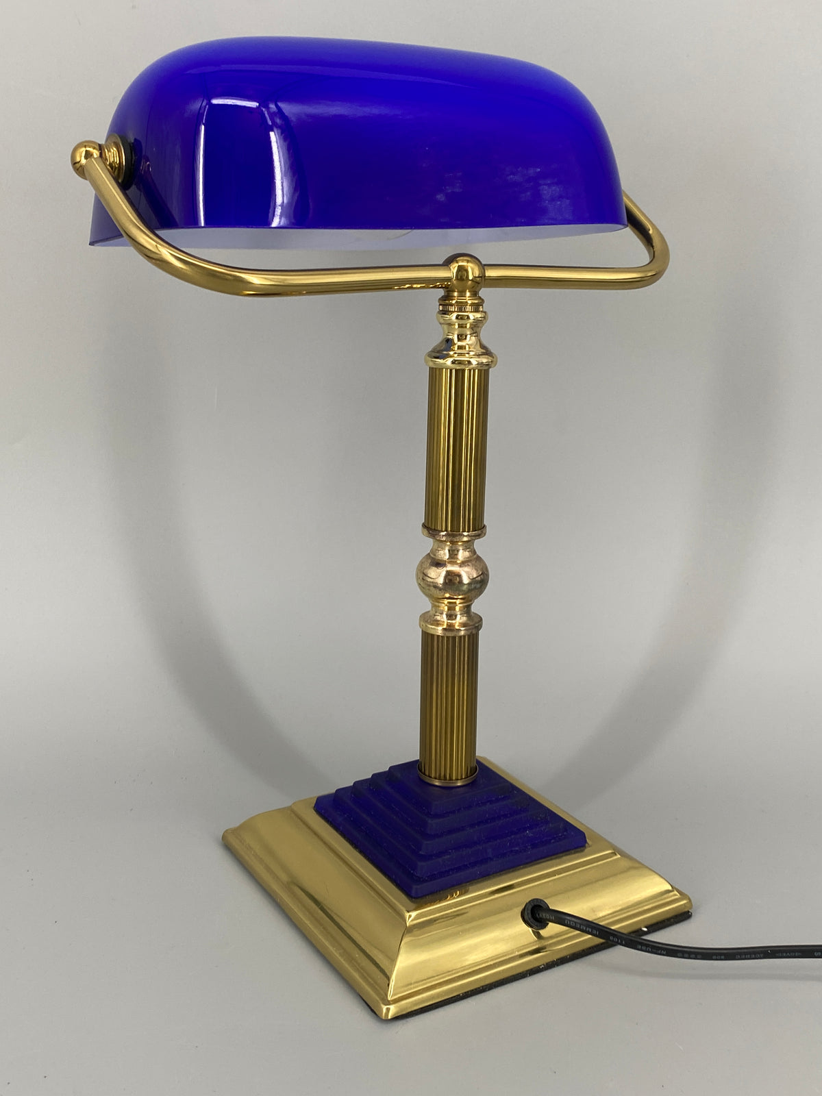 Postmoderne  Neuinterpretation der klassischen Banker Tischlampe mit blauem Glasschirm von HEPA, Deutschland 1990er
