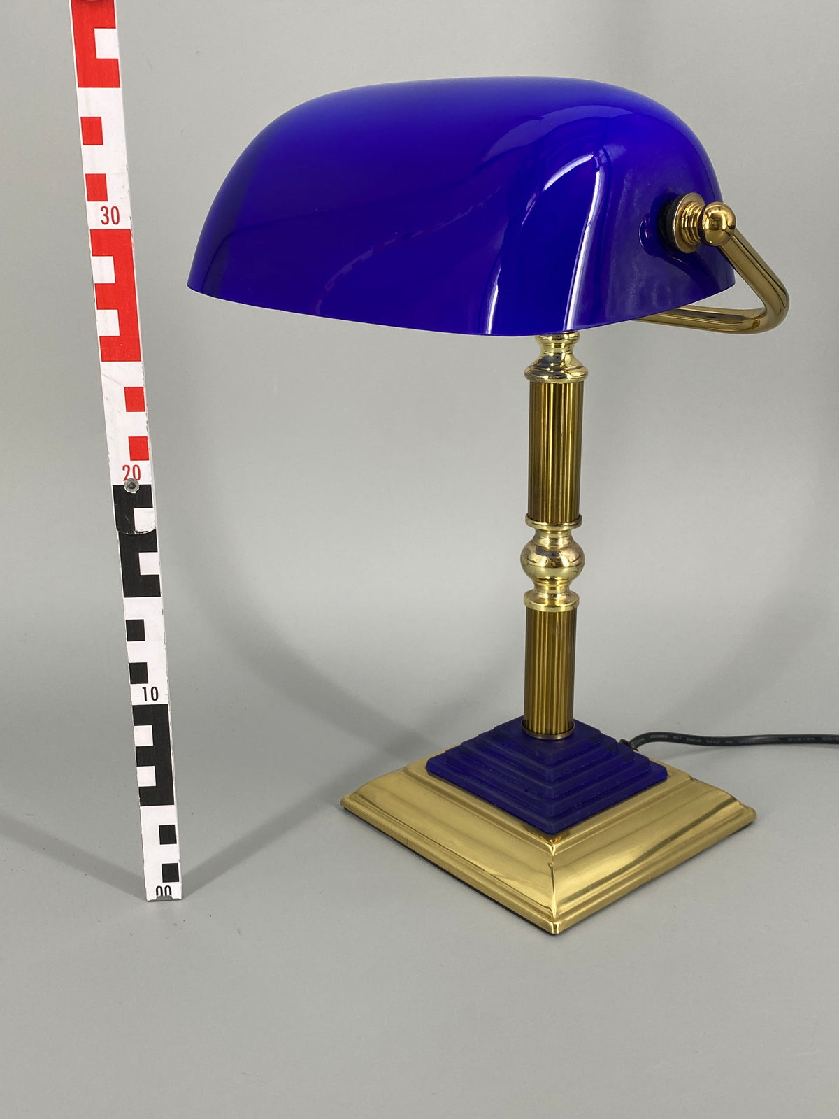 Postmoderne  Neuinterpretation der klassischen Banker Tischlampe mit blauem Glasschirm von HEPA, Deutschland 1990er
