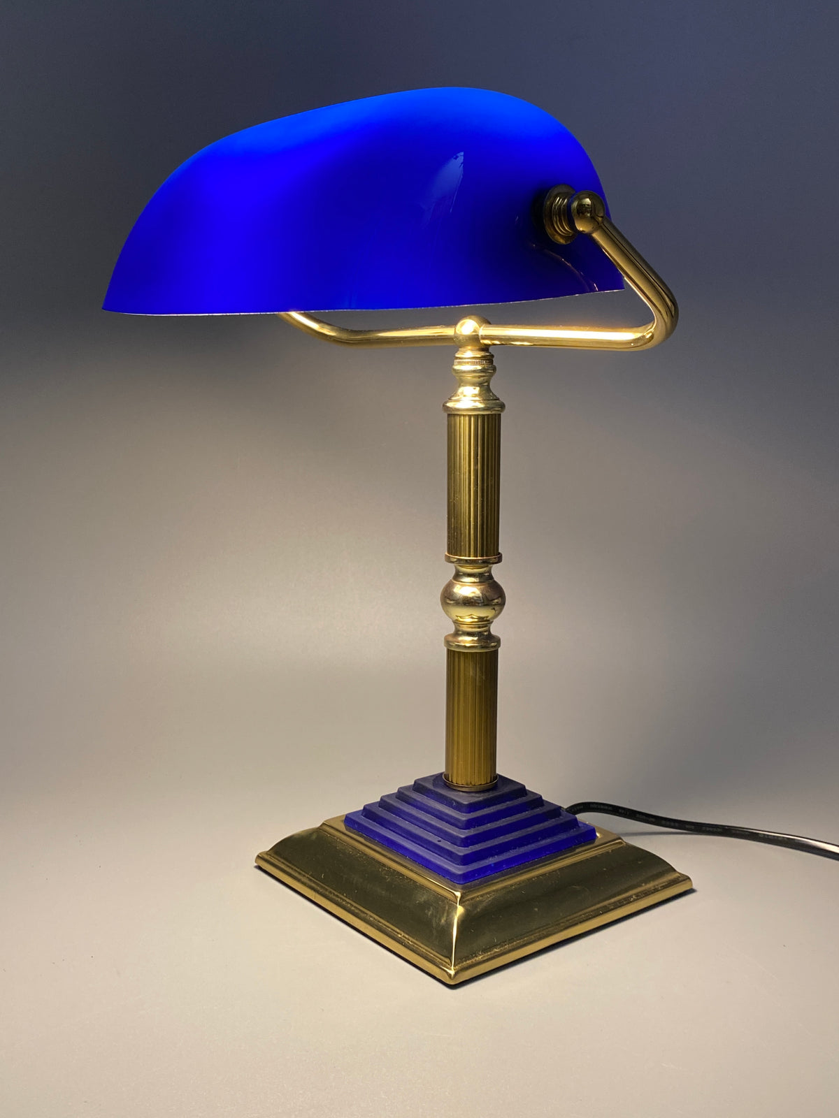 Postmoderne  Neuinterpretation der klassischen Banker Tischlampe mit blauem Glasschirm von HEPA, Deutschland 1990er