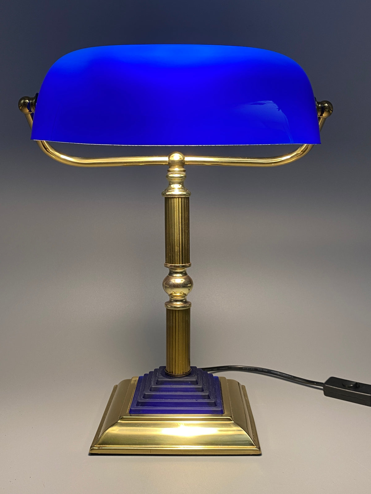 Postmoderne  Neuinterpretation der klassischen Banker Tischlampe mit blauem Glasschirm von HEPA, Deutschland 1990er