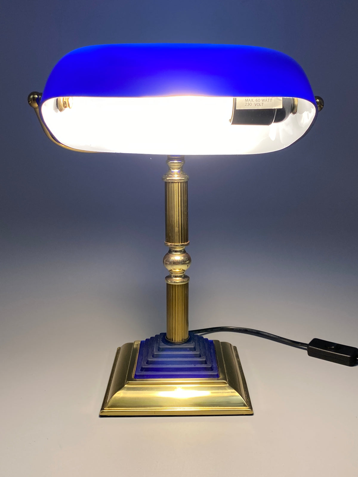 Postmoderne  Neuinterpretation der klassischen Banker Tischlampe mit blauem Glasschirm von HEPA, Deutschland 1990er