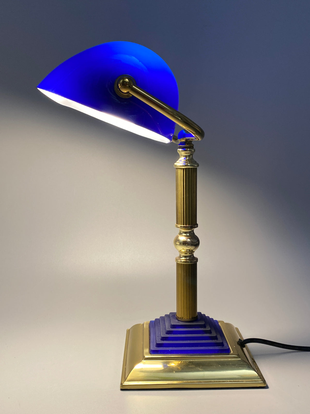 Postmoderne  Neuinterpretation der klassischen Banker Tischlampe mit blauem Glasschirm von HEPA, Deutschland 1990er