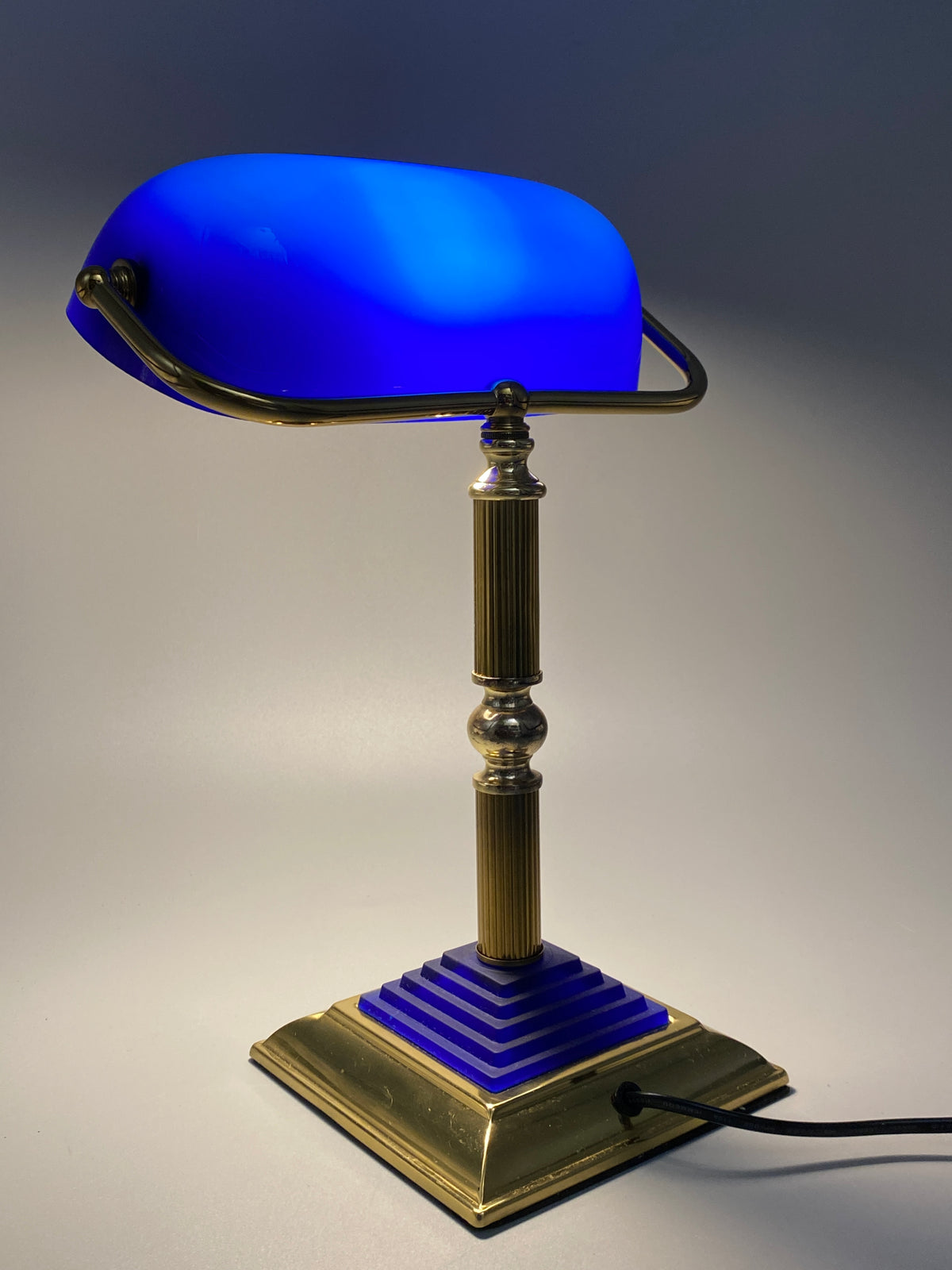 Postmoderne  Neuinterpretation der klassischen Banker Tischlampe mit blauem Glasschirm von HEPA, Deutschland 1990er