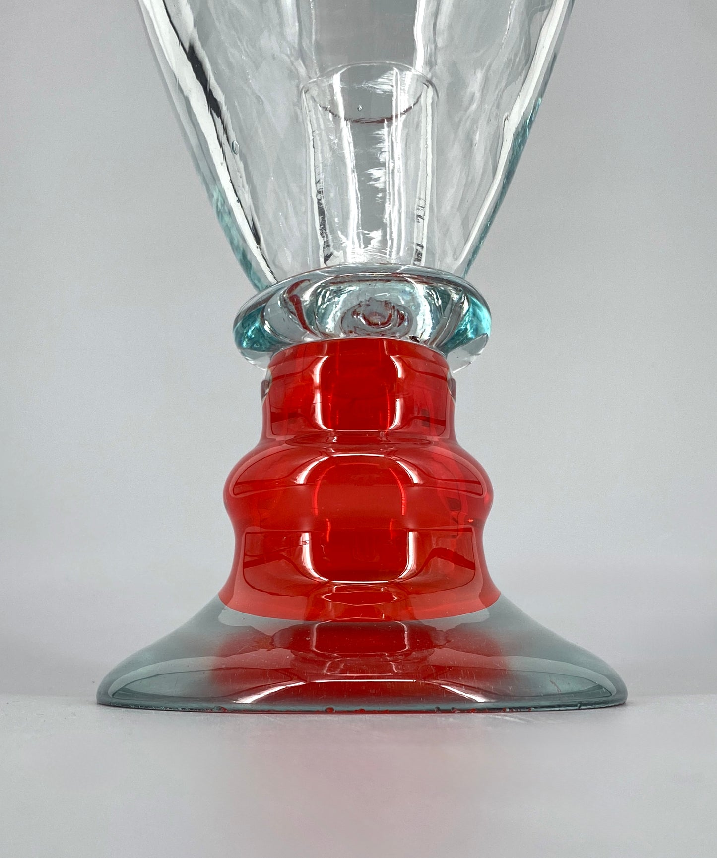 Vase oder Kerzenhalter aus rotem und transparentem Muranoglas, kelchförmig, handgefertigt