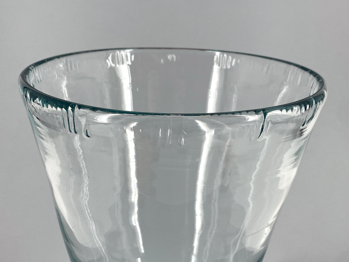 Vase oder Kerzenhalter aus rotem und transparentem Muranoglas, kelchförmig, handgefertigt