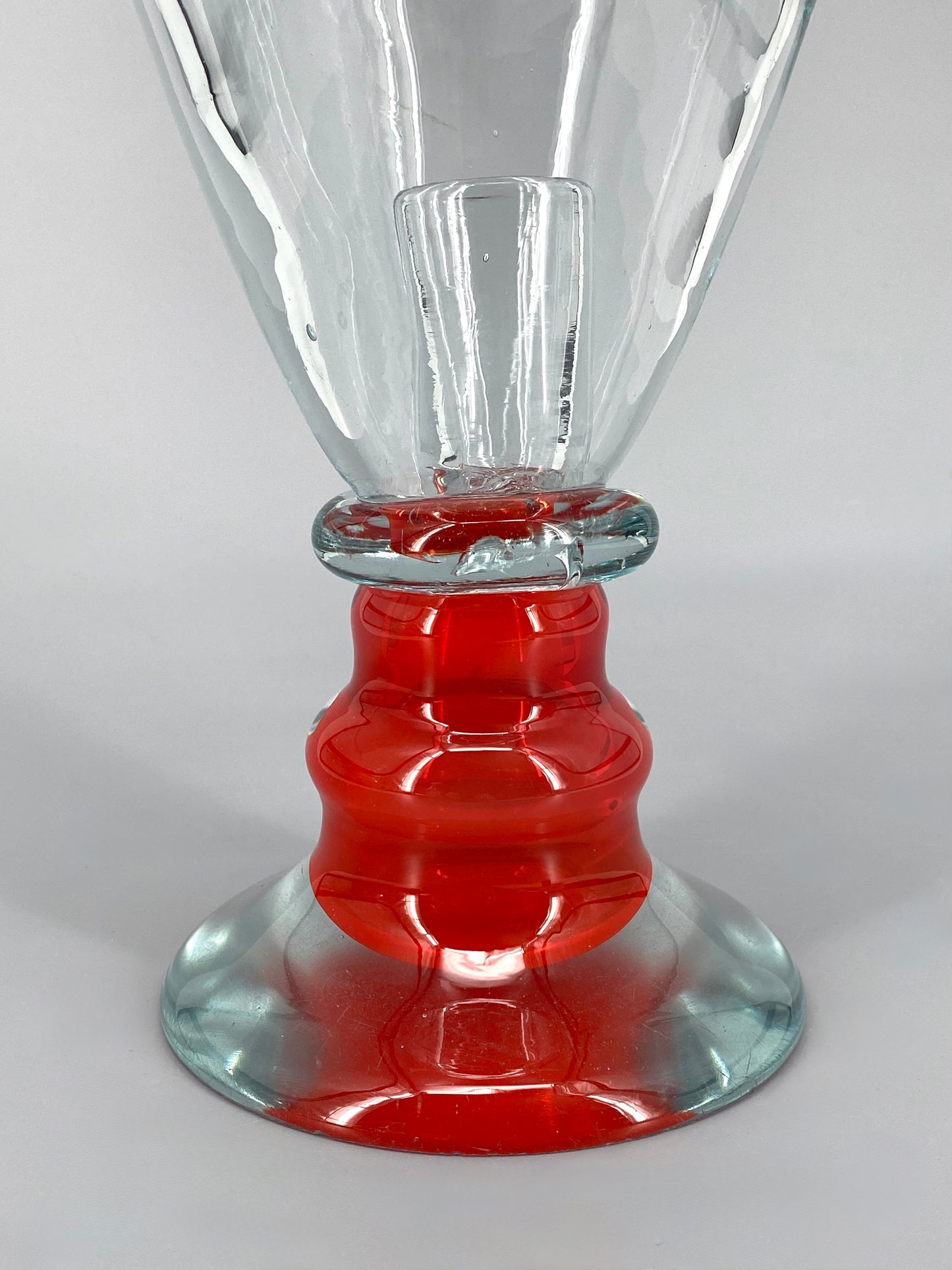Vase oder Kerzenhalter aus rotem und transparentem Muranoglas, kelchförmig, handgefertigt