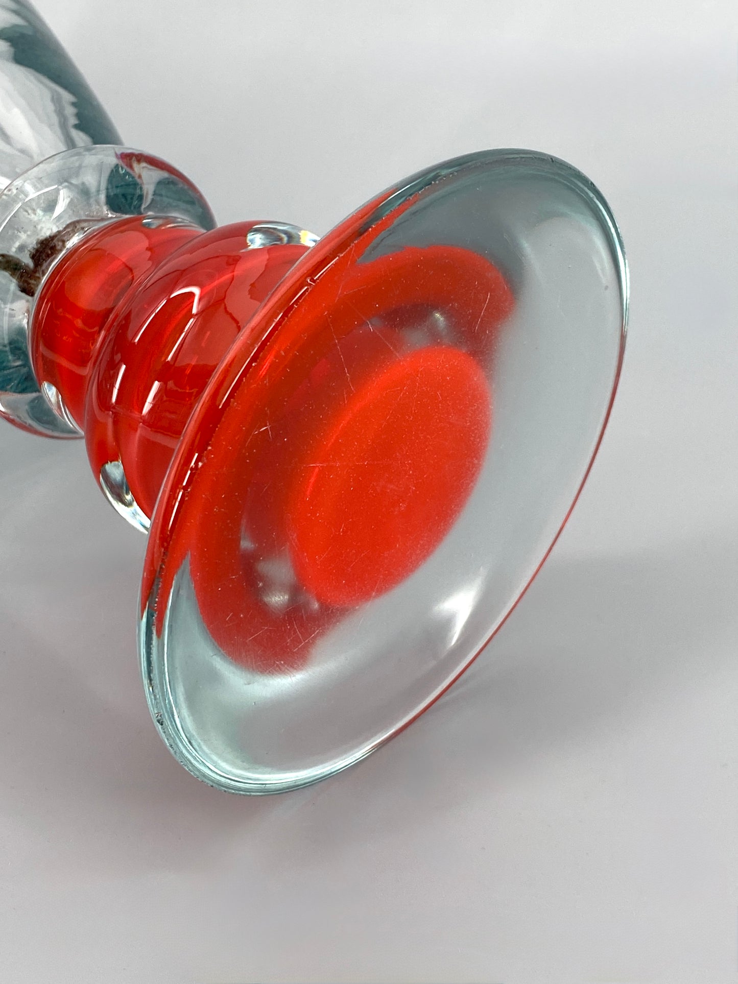 Vase oder Kerzenhalter aus rotem und transparentem Muranoglas, kelchförmig, handgefertigt