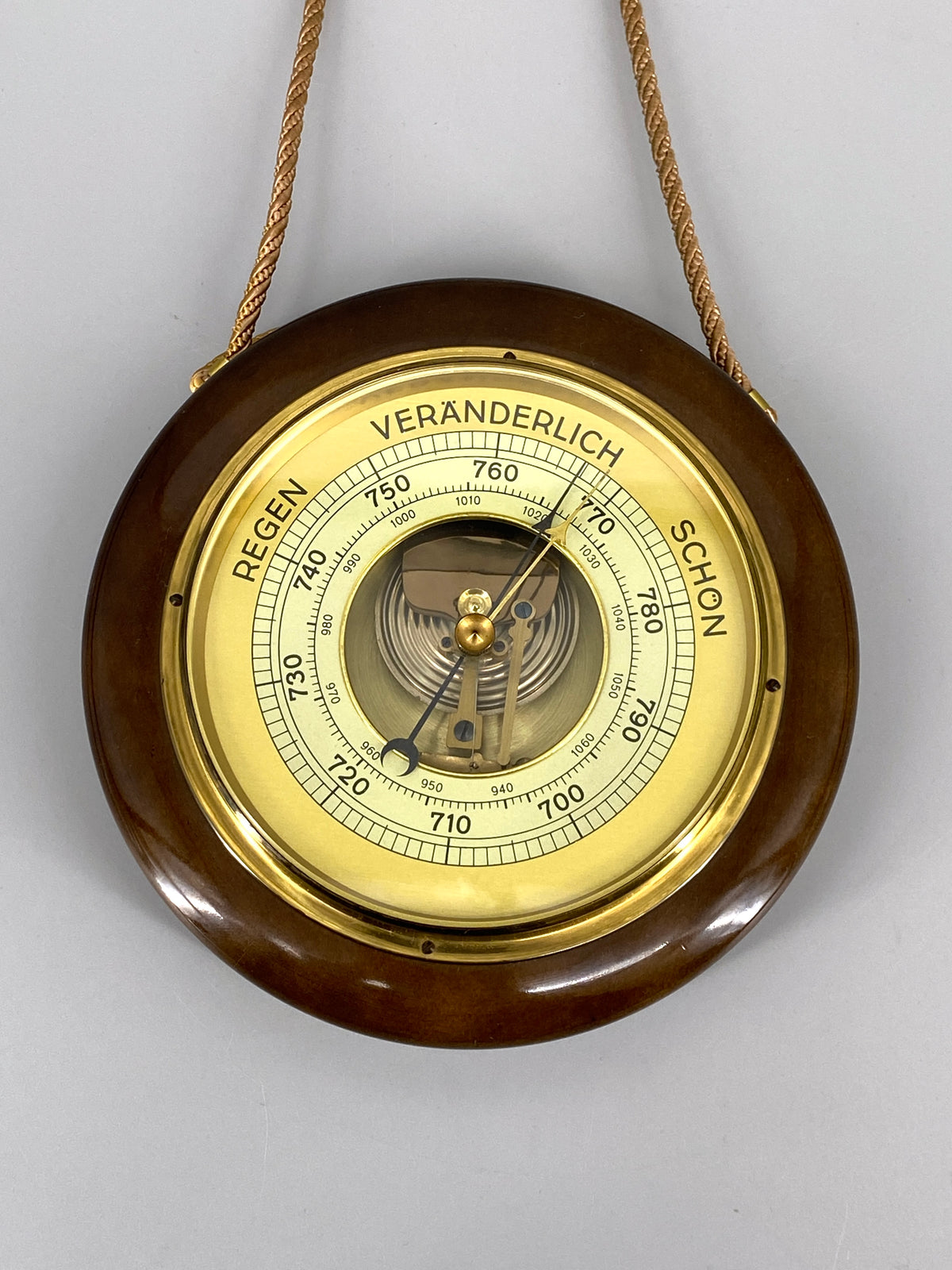 rundes Wandbarometer von SFV aus Holz, misst den Luftdruck, Deutschland