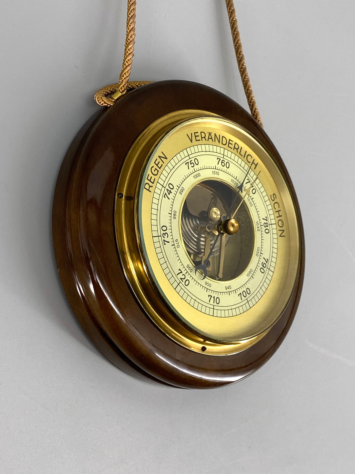 rundes Wandbarometer von SFV aus Holz, misst den Luftdruck, Deutschland