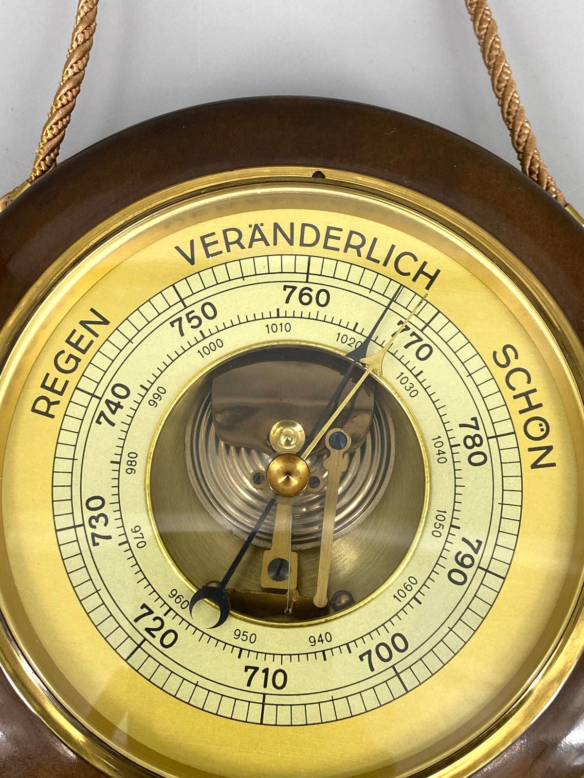 rundes Wandbarometer von SFV aus Holz, misst den Luftdruck, Deutschland