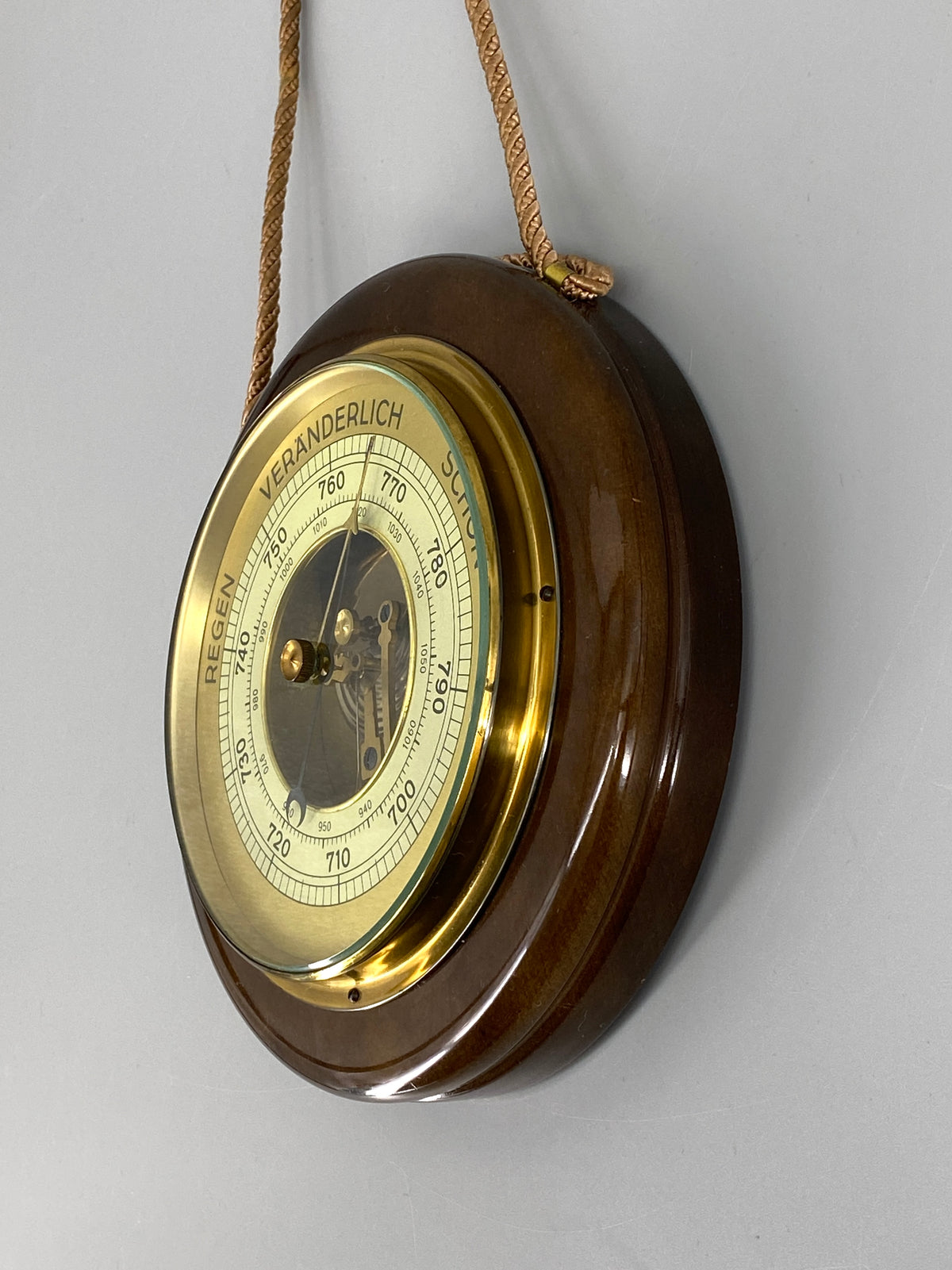 rundes Wandbarometer von SFV aus Holz, misst den Luftdruck, Deutschland