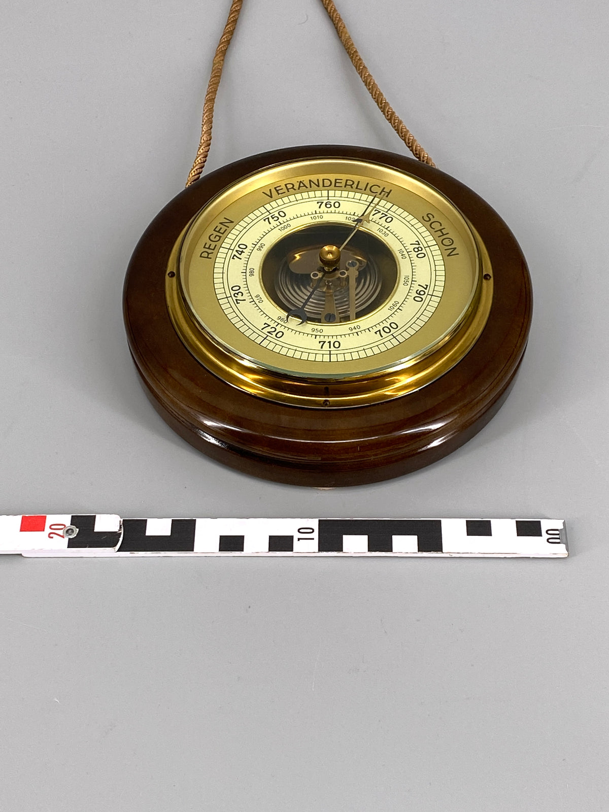 rundes Wandbarometer von SFV aus Holz, misst den Luftdruck, Deutschland