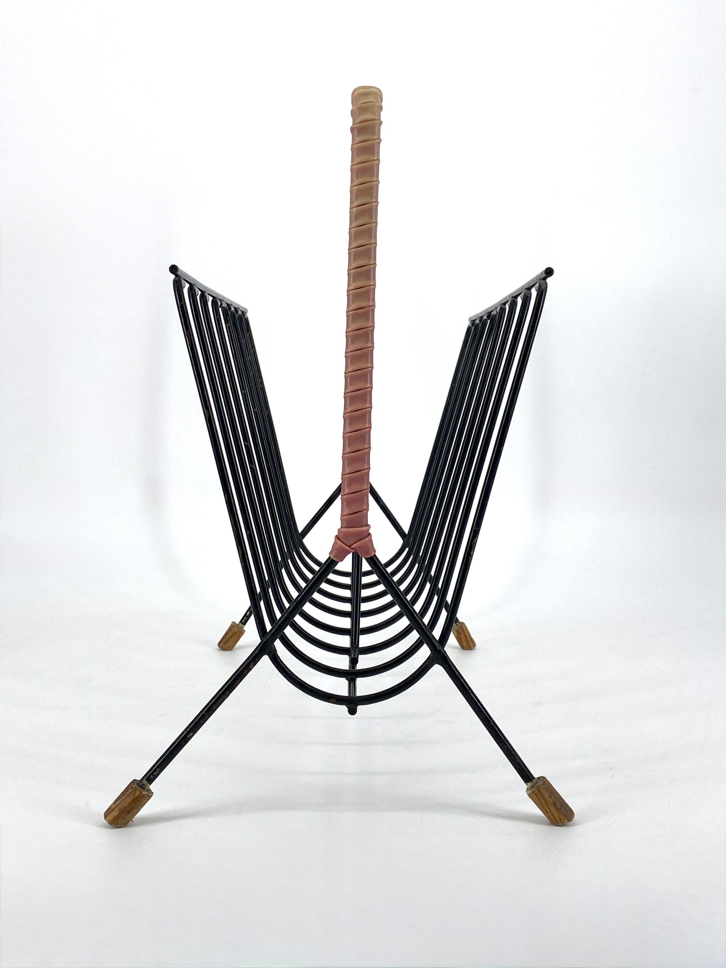 String Zeitungsständer aus schwarz lackiertem Metall, Deutschland 50er