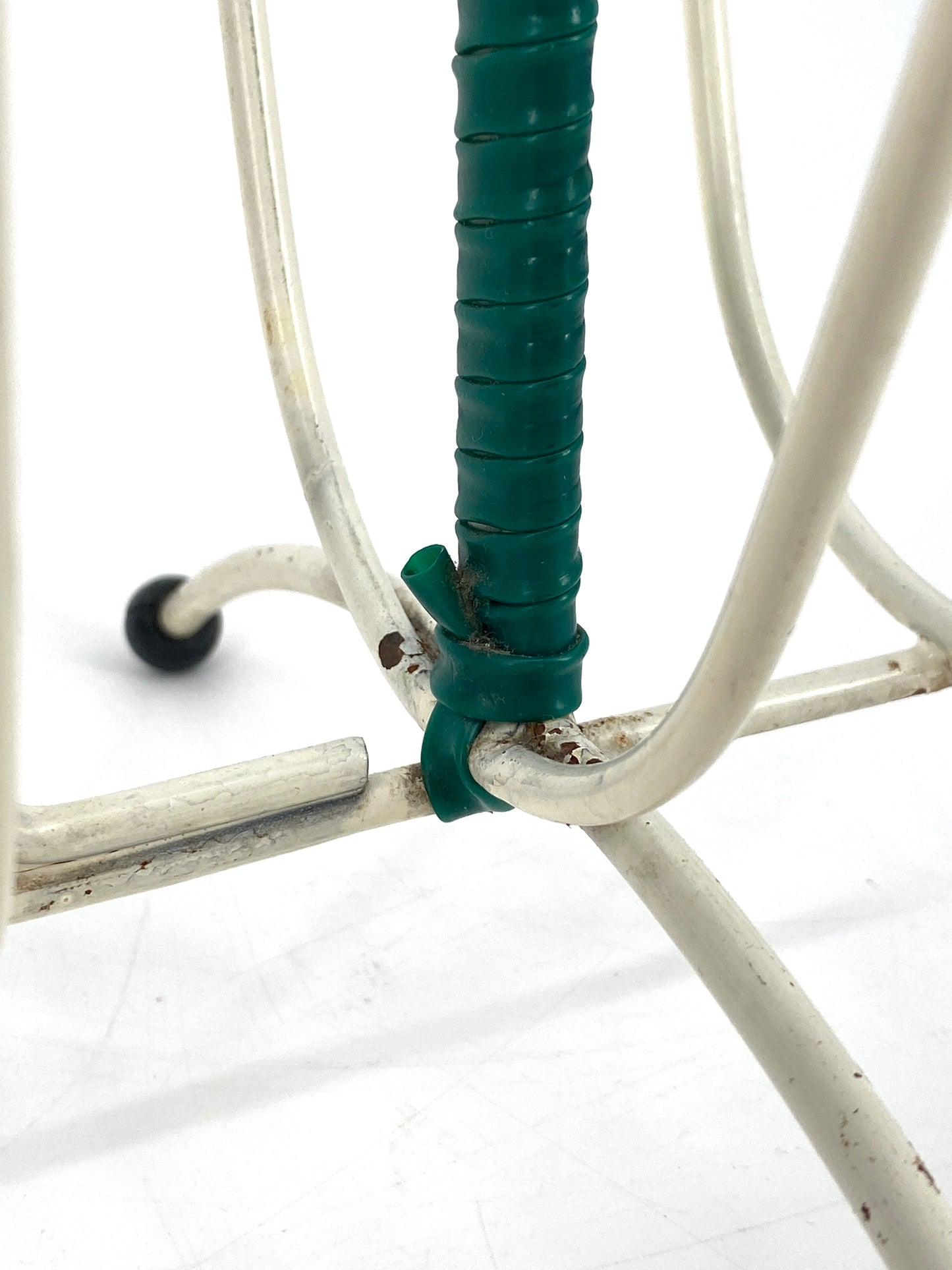 String Zeitungsständer aus weiß lackiertem Metall, Deutschland 50er