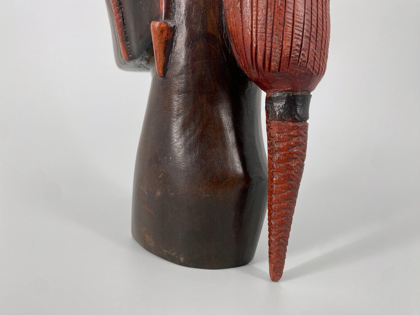 Skulptur eines Massai Kriegers aus Holz, Afrika, 20. Jh.