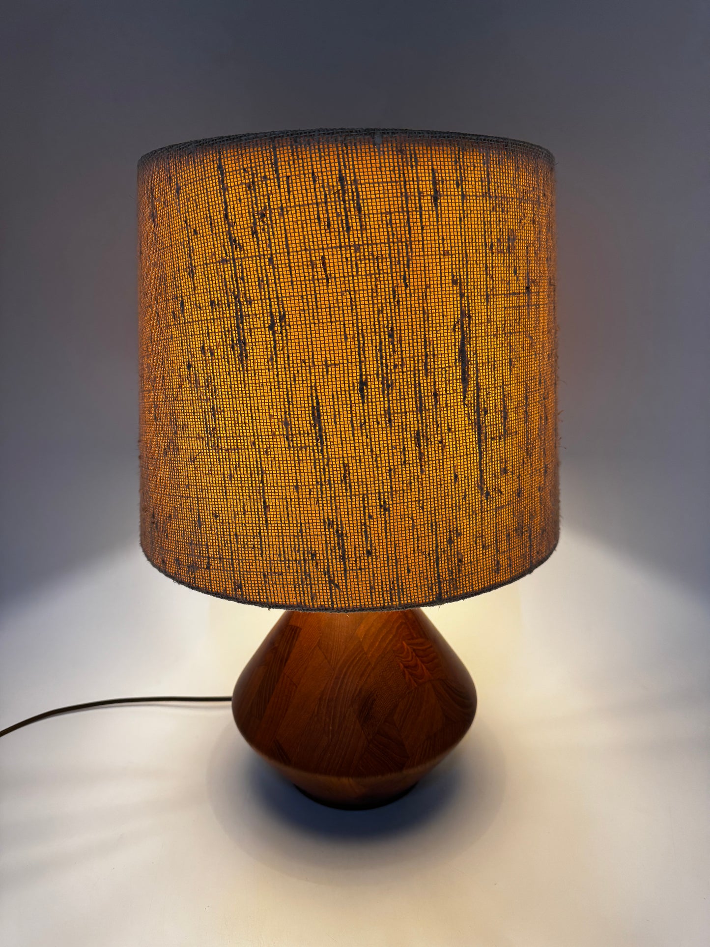 Skulpturale Dänische Lampe aus Holz