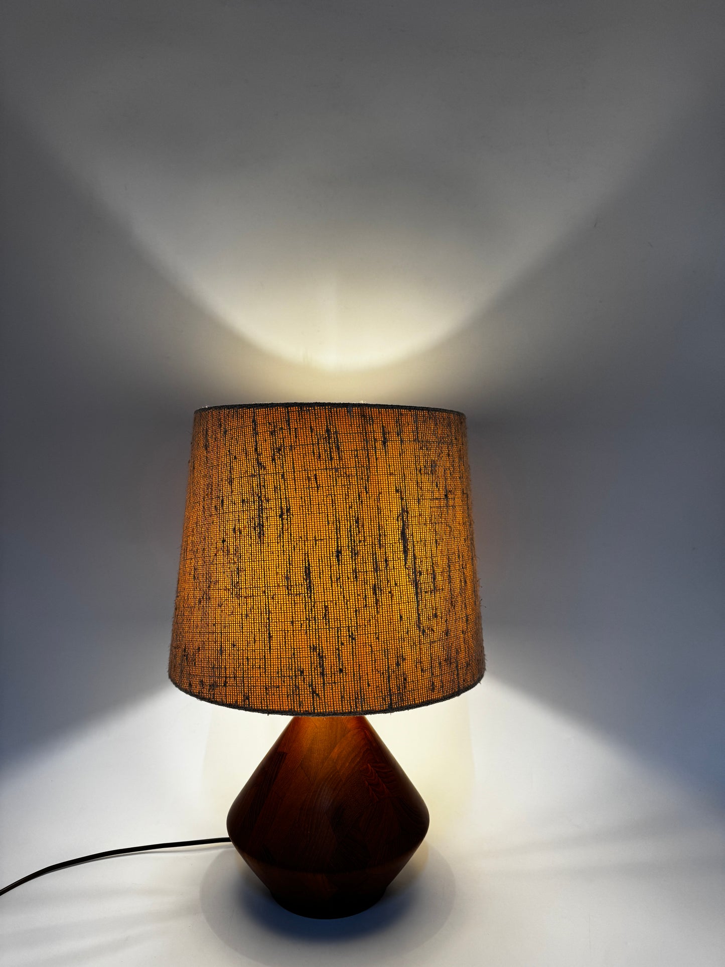 Skulpturale Dänische Lampe aus Holz
