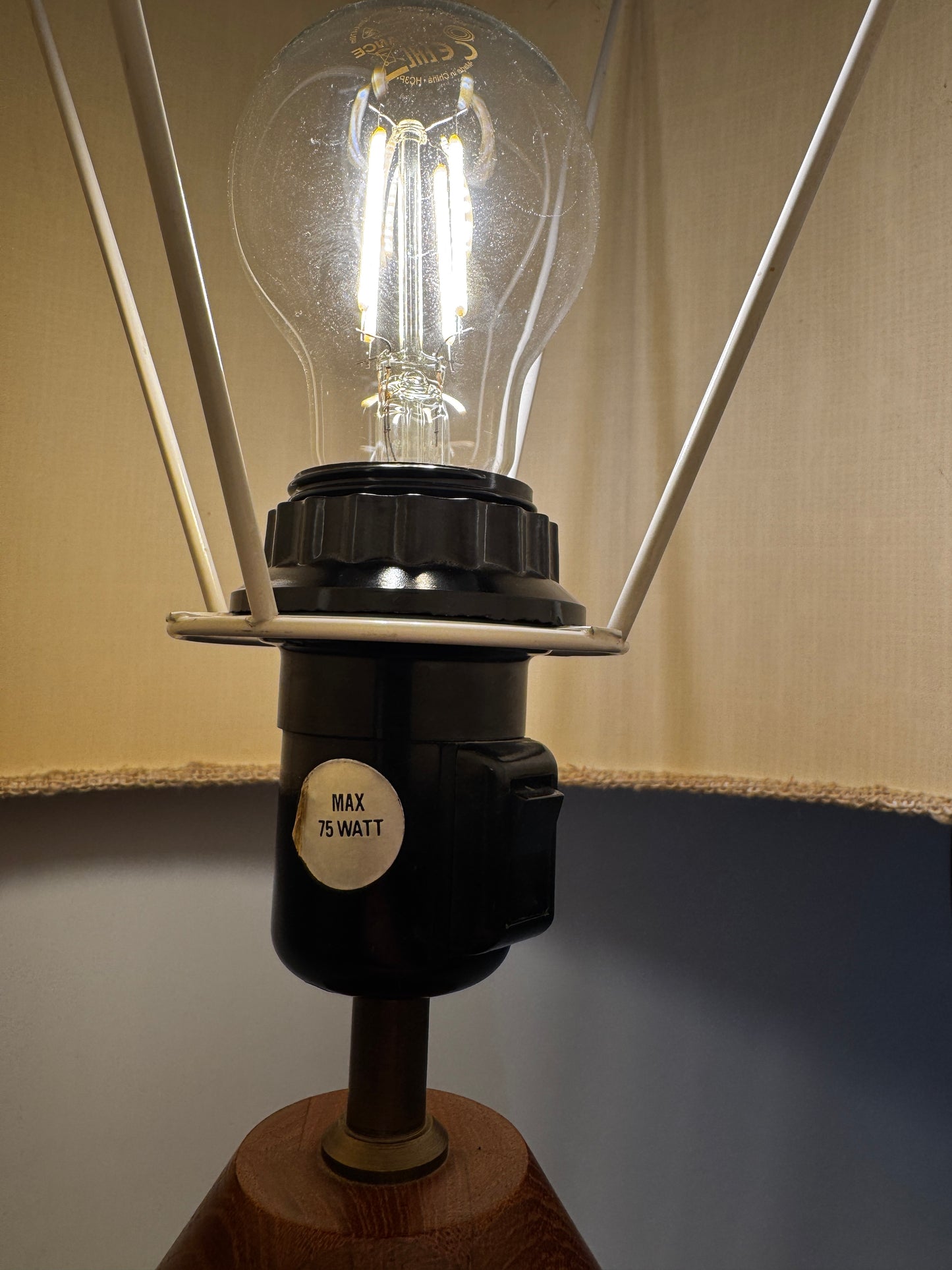 Skulpturale Dänische Lampe aus Holz