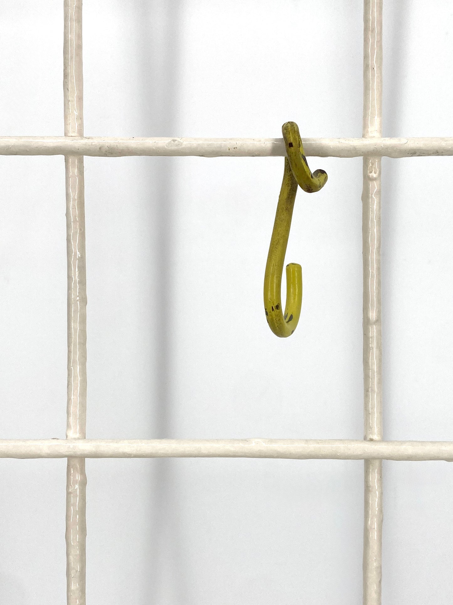 Wandgarderobe aus weiß lackiertem Metall, Karl Fichtel zugeschrieben, 50er