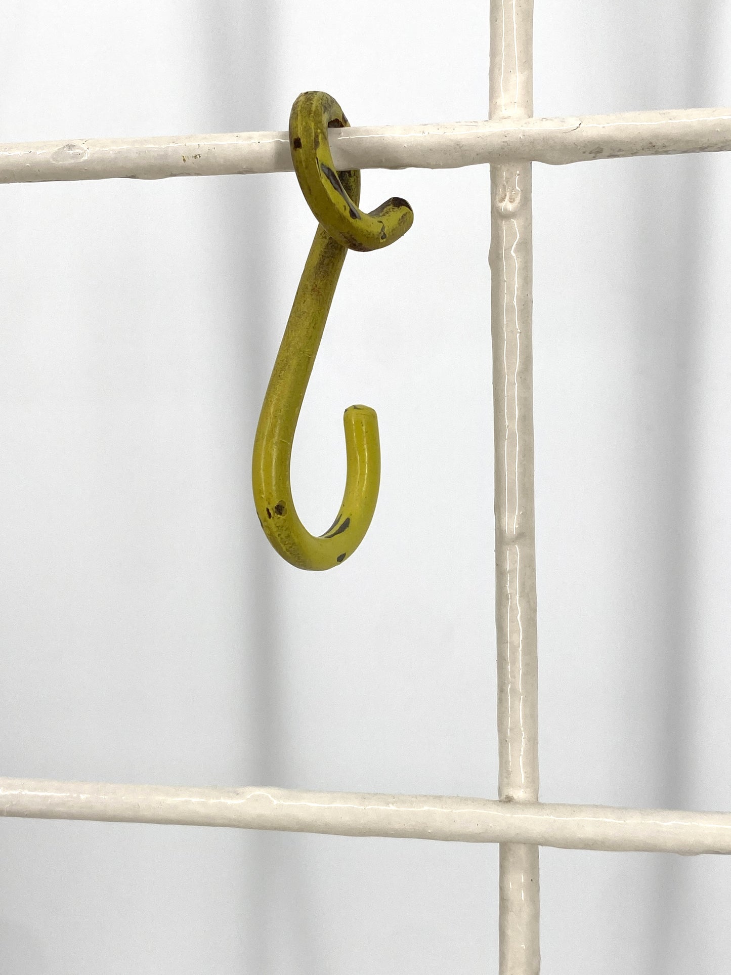 Wandgarderobe aus weiß lackiertem Metall, Karl Fichtel zugeschrieben, 50er