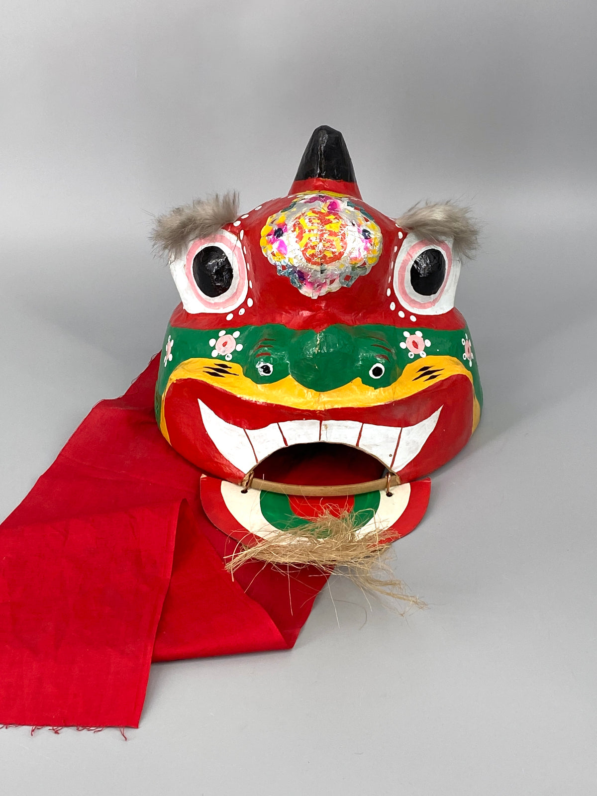 chinesische Drachenkopf Maske aus Pappmaché "Löwentanz", 20. Jahrhundert