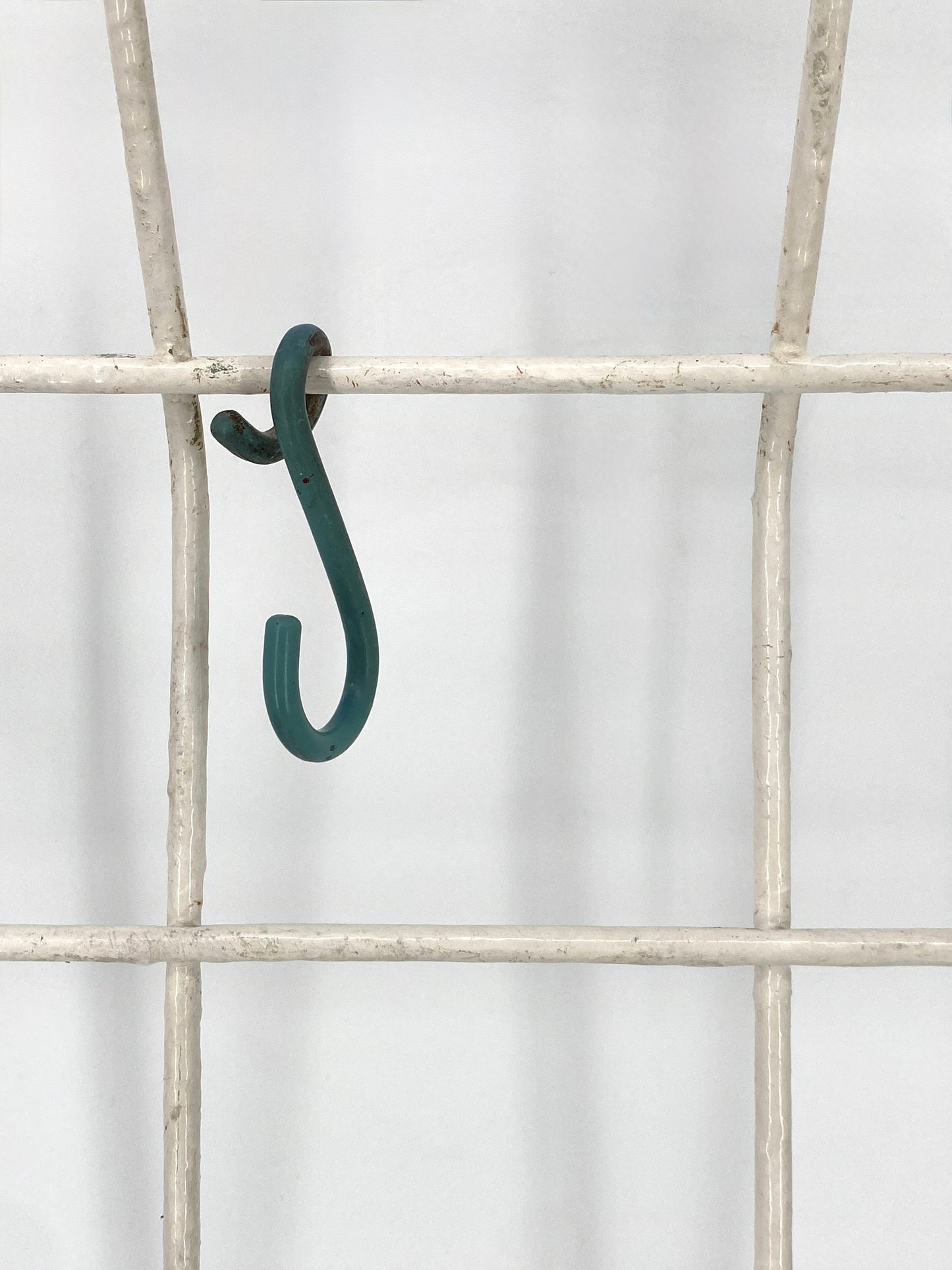 Wandgarderobe aus weiß lackiertem Metall, Karl Fichtel zugeschrieben, 50er