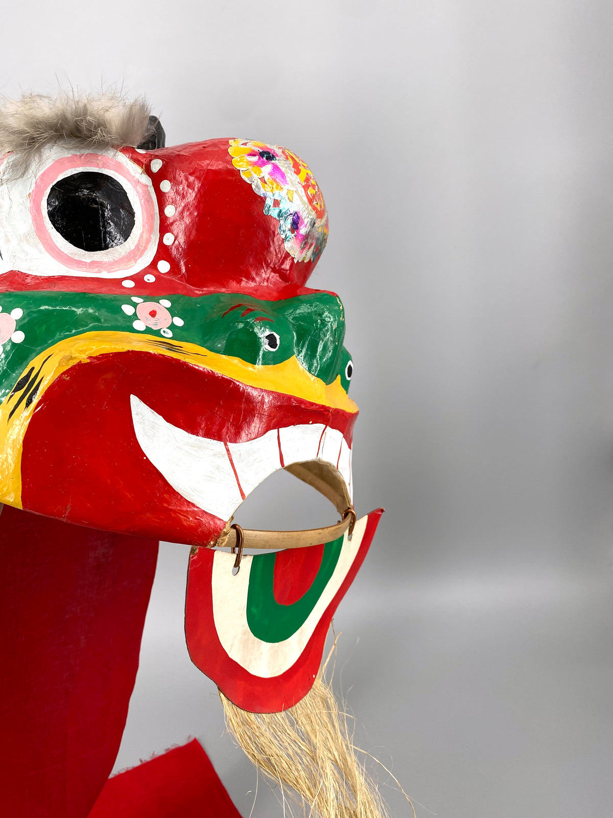 chinesische Drachenkopf Maske aus Pappmaché "Löwentanz", 20. Jahrhundert