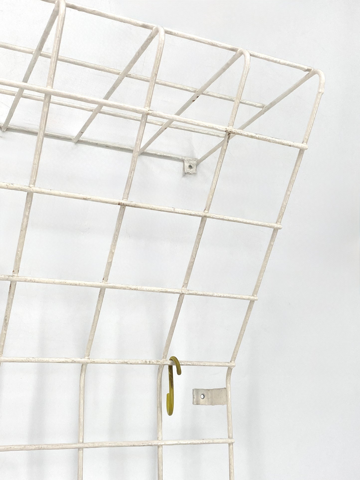 Wandgarderobe aus weiß lackiertem Metall, Karl Fichtel zugeschrieben, 50er