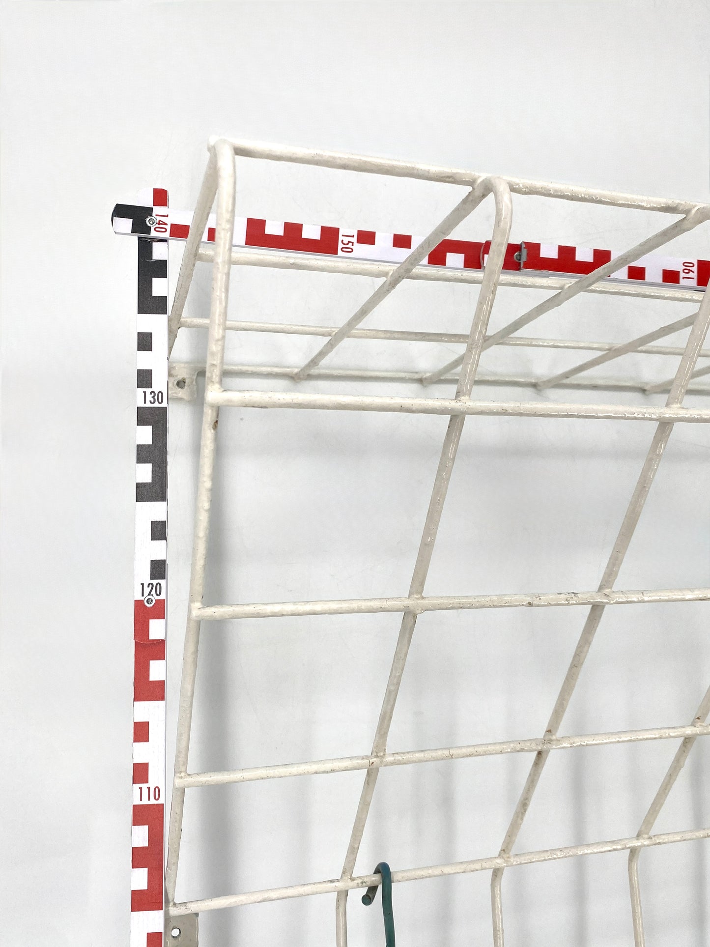 Wandgarderobe aus weiß lackiertem Metall, Karl Fichtel zugeschrieben, 50er