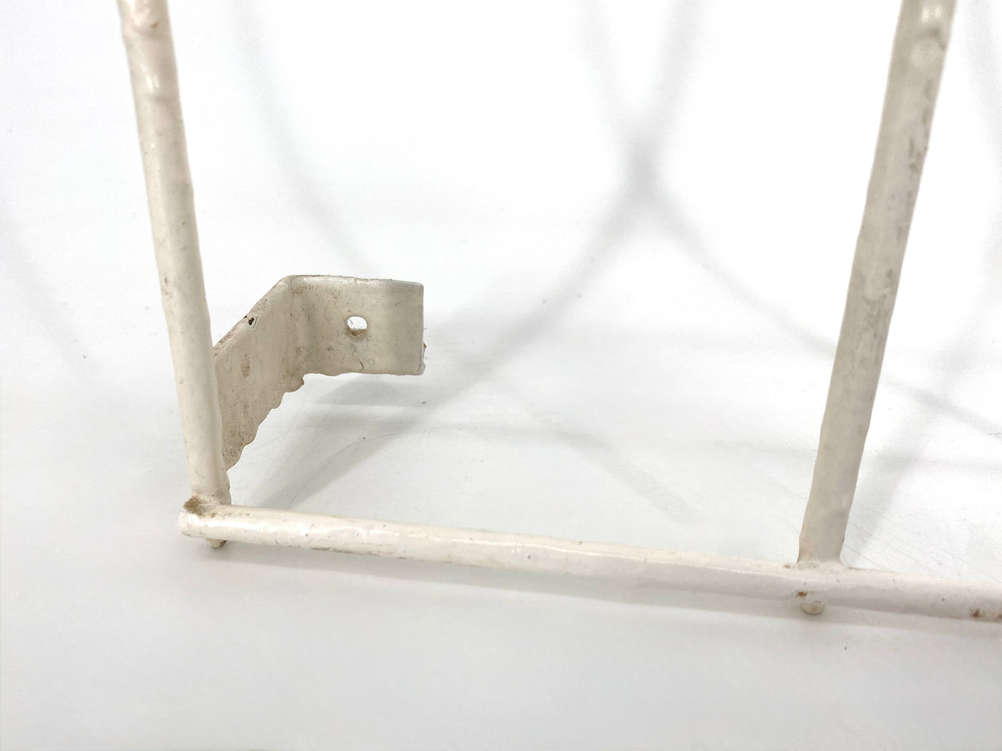 Wandgarderobe aus weiß lackiertem Metall, Karl Fichtel zugeschrieben, 50er