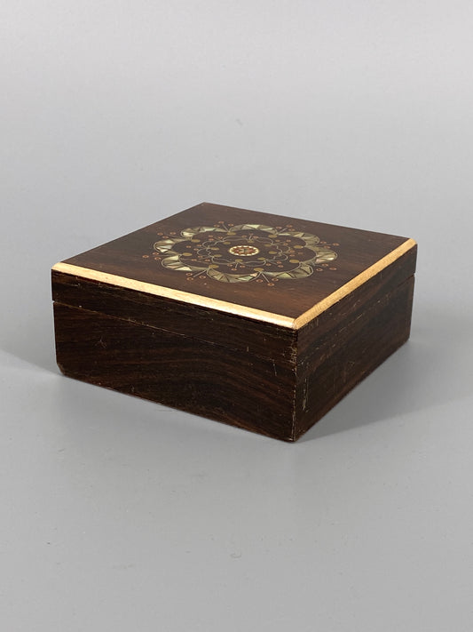 Schatulle aus Holz mit Intarsien aus Perlmutt
