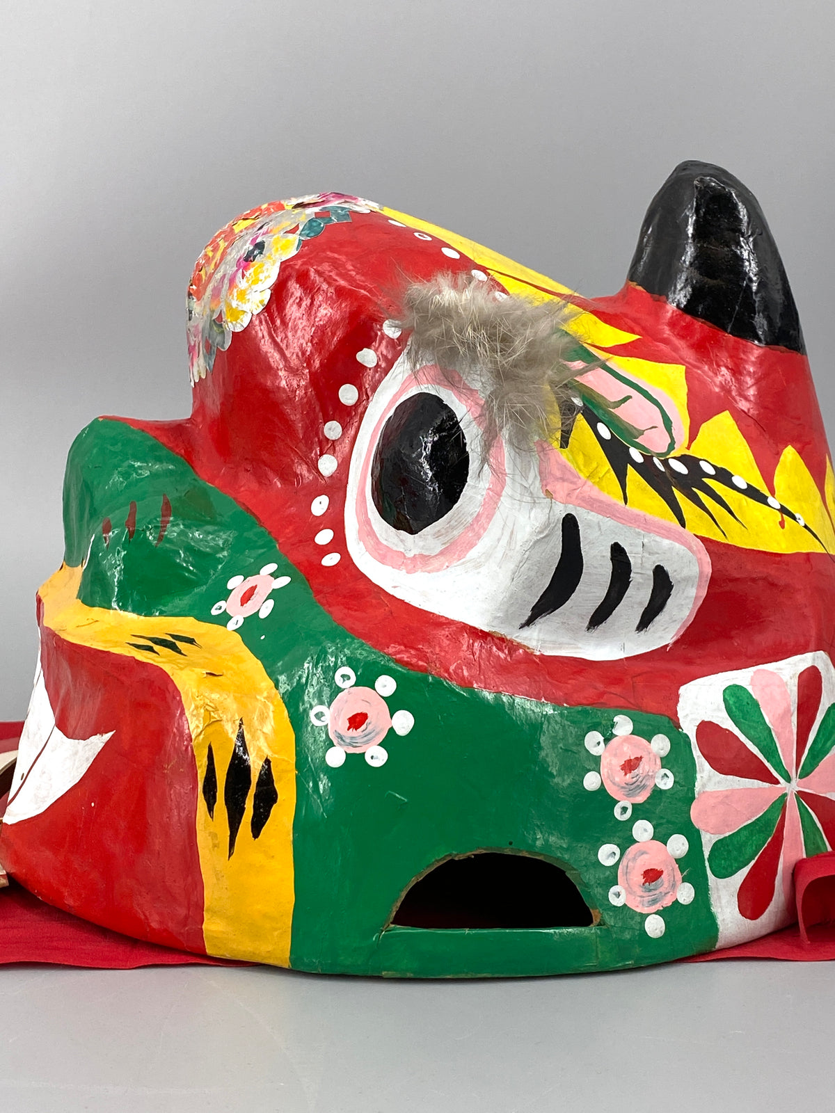 chinesische Drachenkopf Maske aus Pappmaché "Löwentanz", 20. Jahrhundert