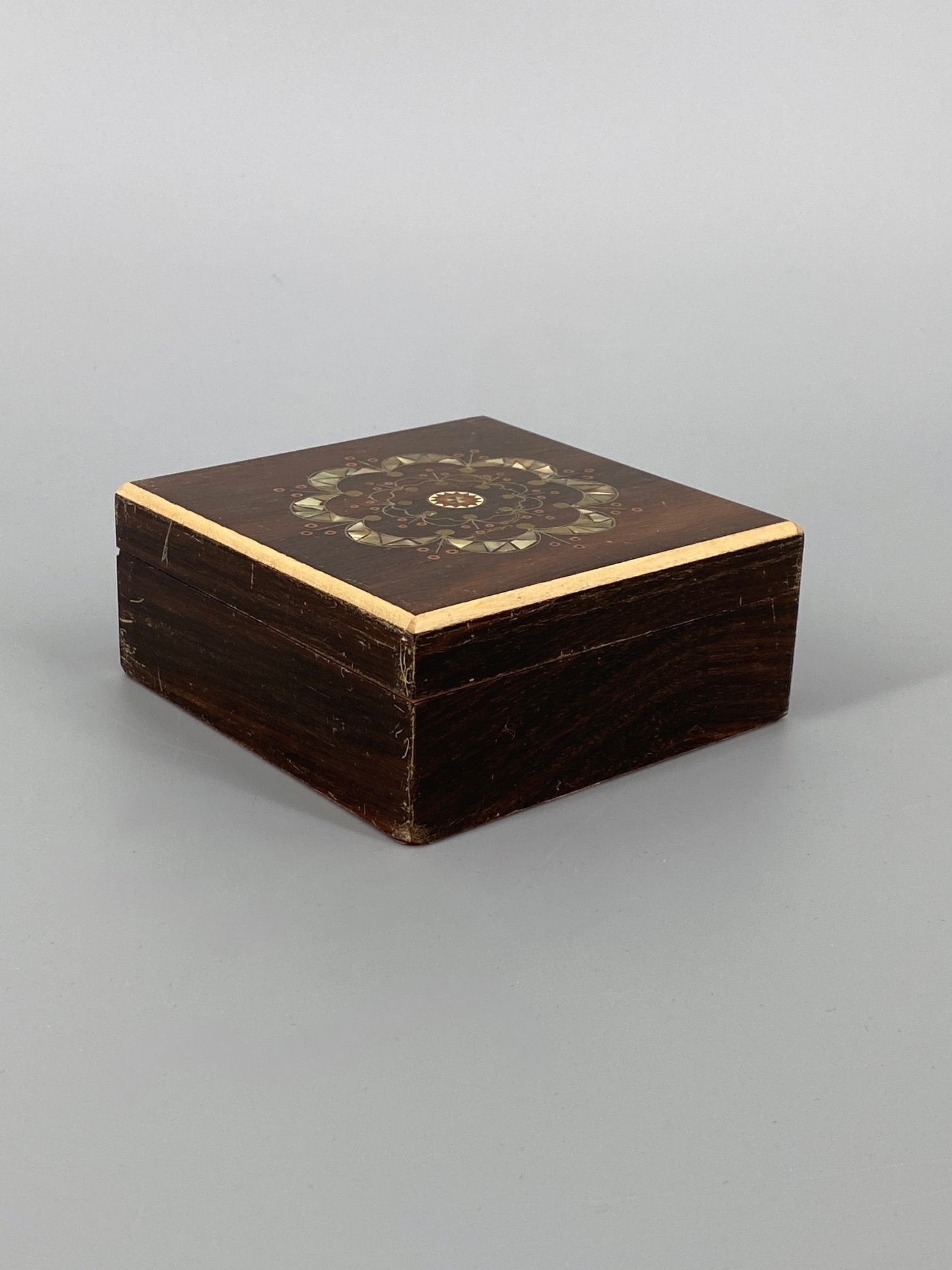 Schatulle aus Holz mit Intarsien aus Perlmutt