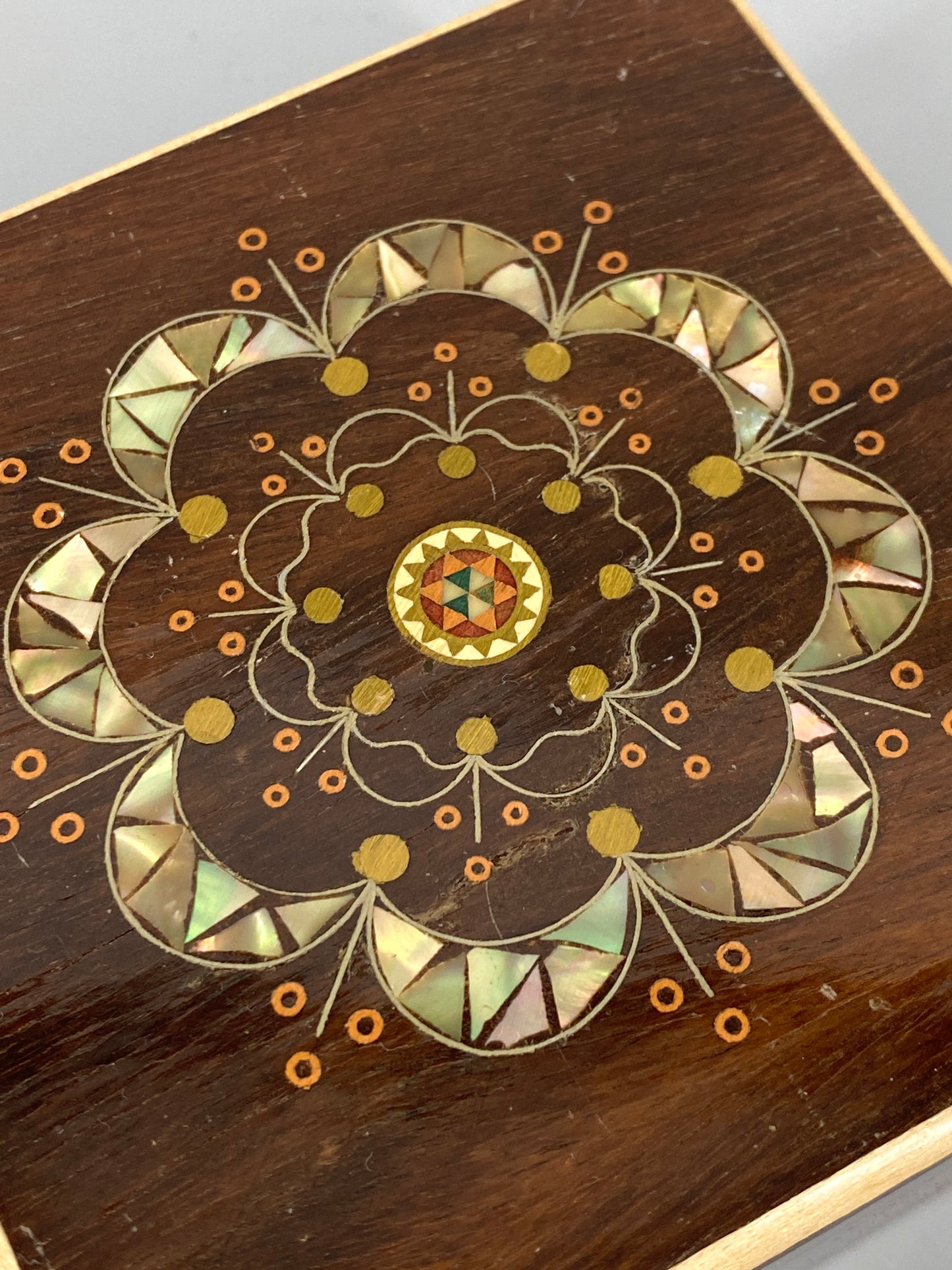 Schatulle aus Holz mit Intarsien aus Perlmutt