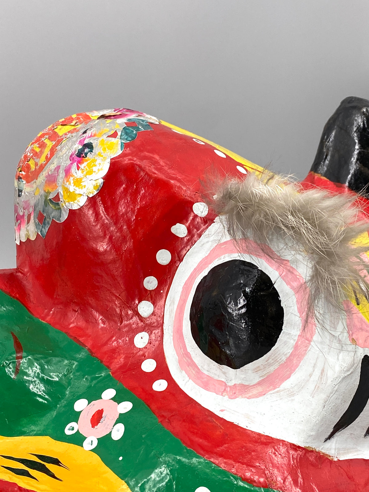 chinesische Drachenkopf Maske aus Pappmaché "Löwentanz", 20. Jahrhundert