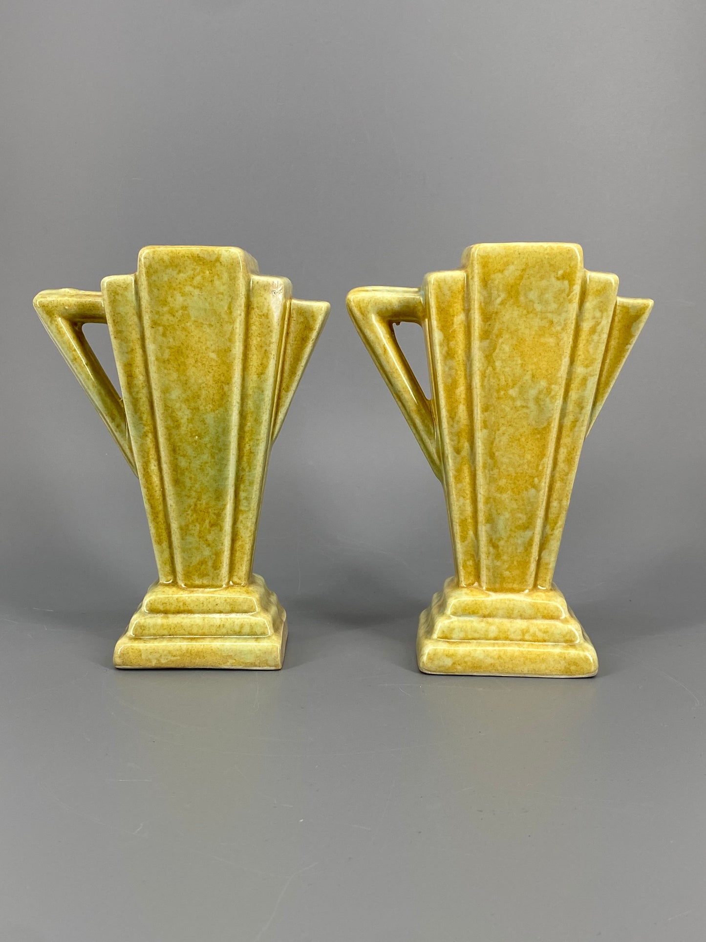 2 Art Deco Vasen aus Keramik, gelb und grün gesprenkelt, England, 1930er