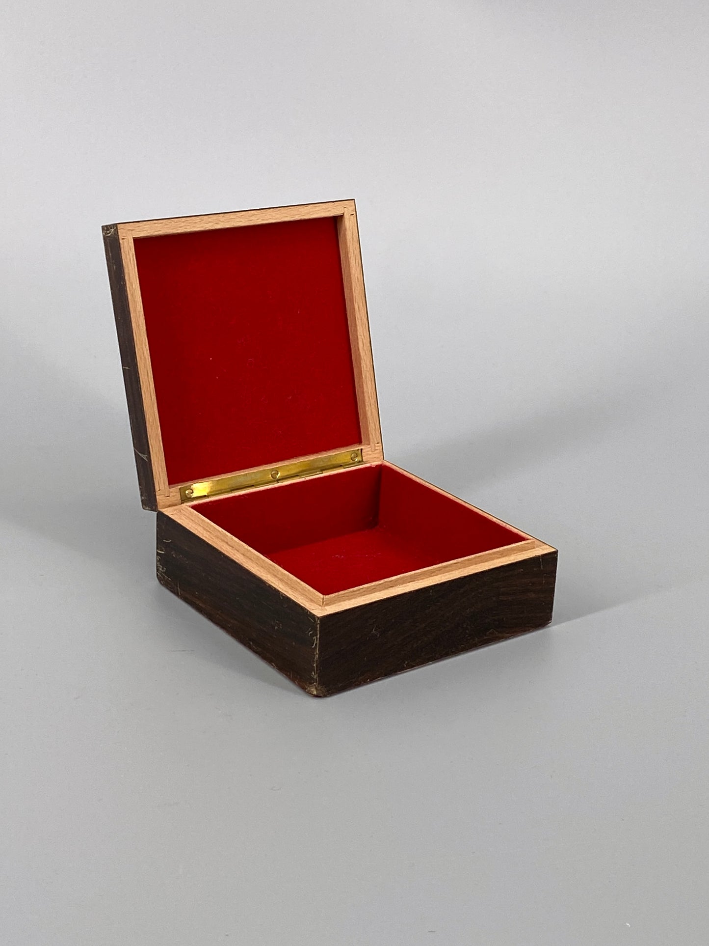 Schatulle aus Holz mit Intarsien aus Perlmutt